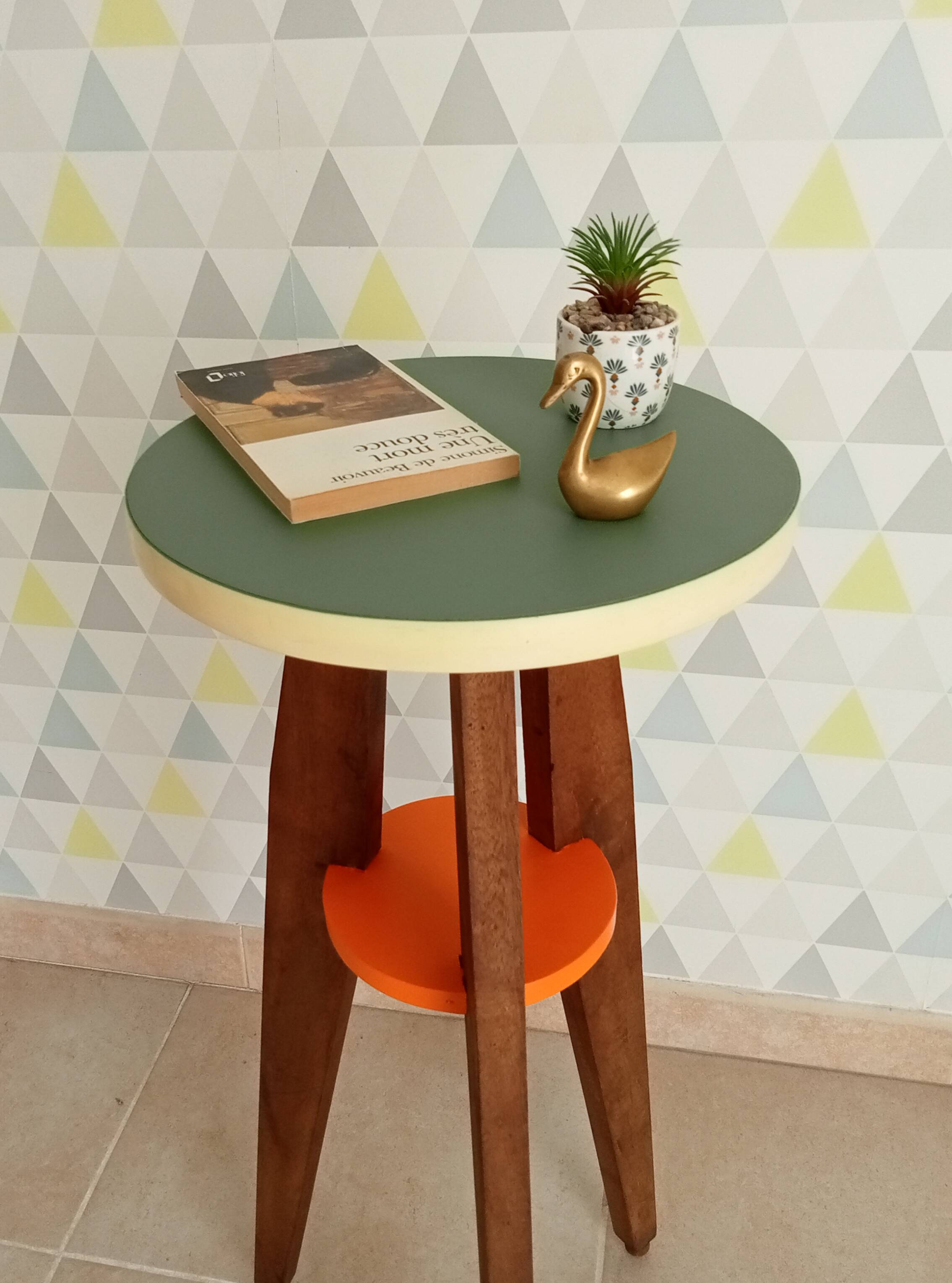 Vintage 70s side table in wood and formica