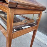 Table vitrine ancienne en bois et verre – style élégant