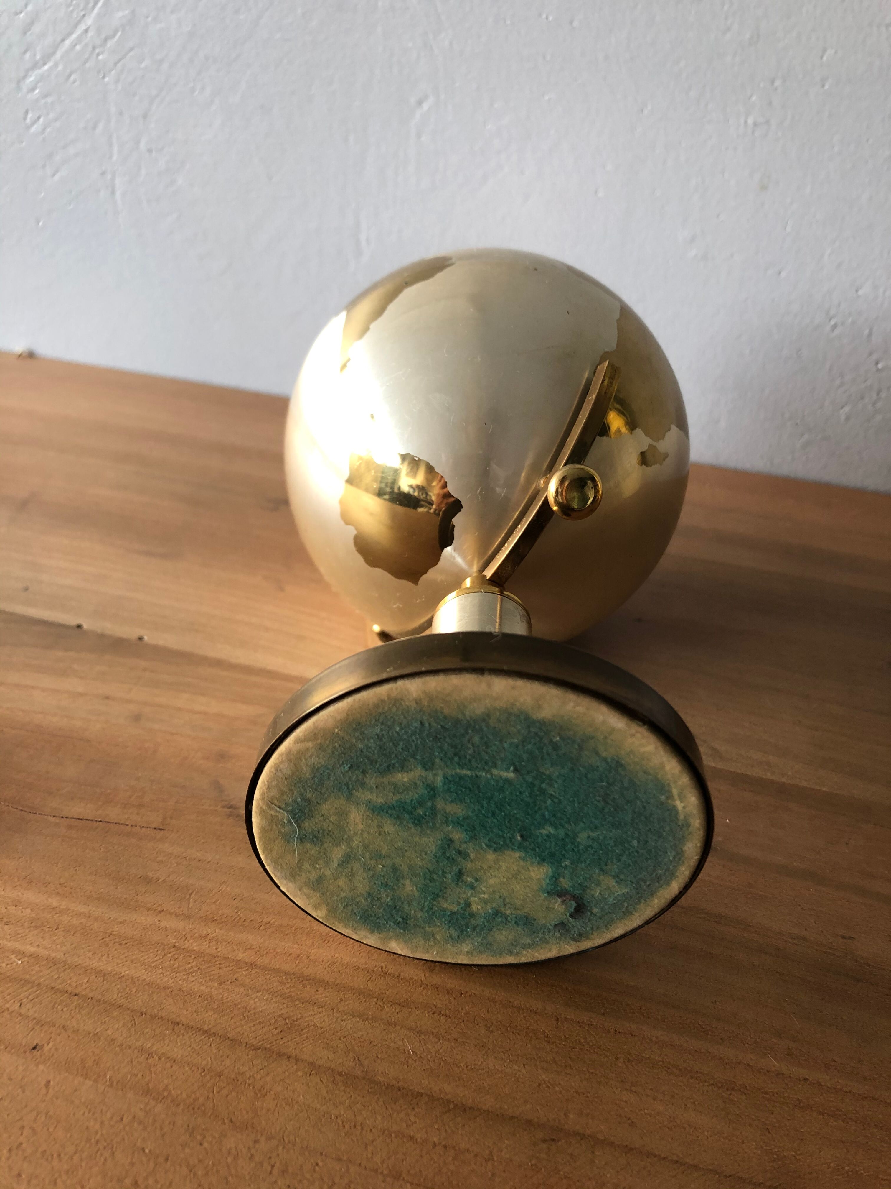 World mappe, globe cigarette distributor