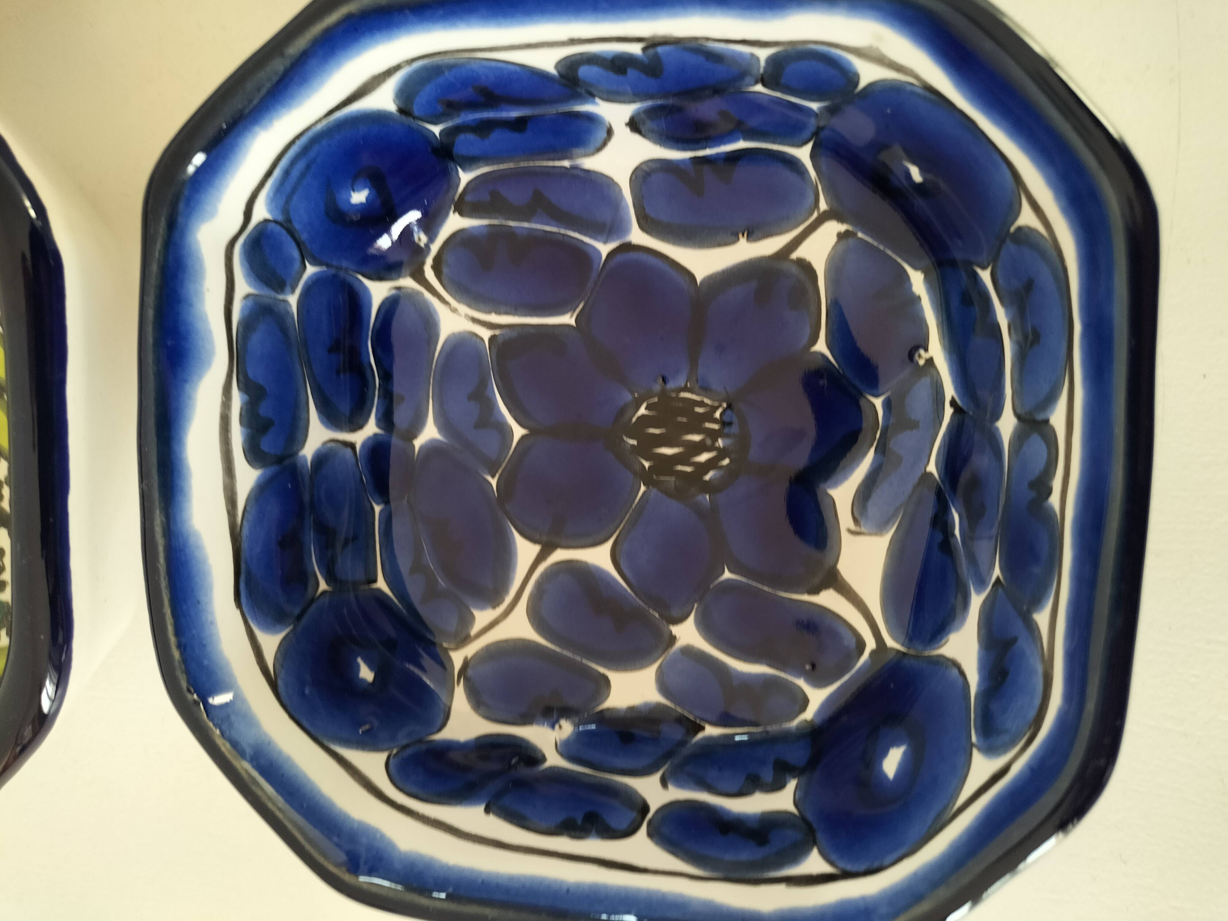 4 glazed earthenware bowls