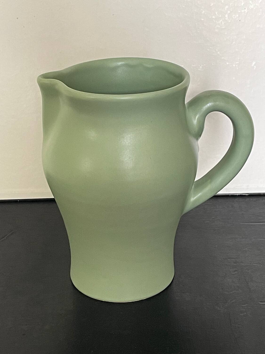 Pichet vert en céramique André Baud Vallauris