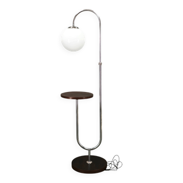 Lampadaire en chrome Art Déco des années 1940 avec globe opalin et table d'appoint