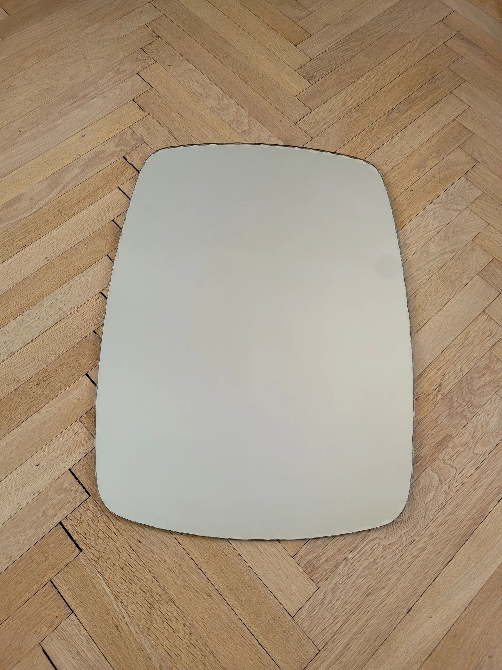 Miroir rectangulaire ancien à bords ciselés