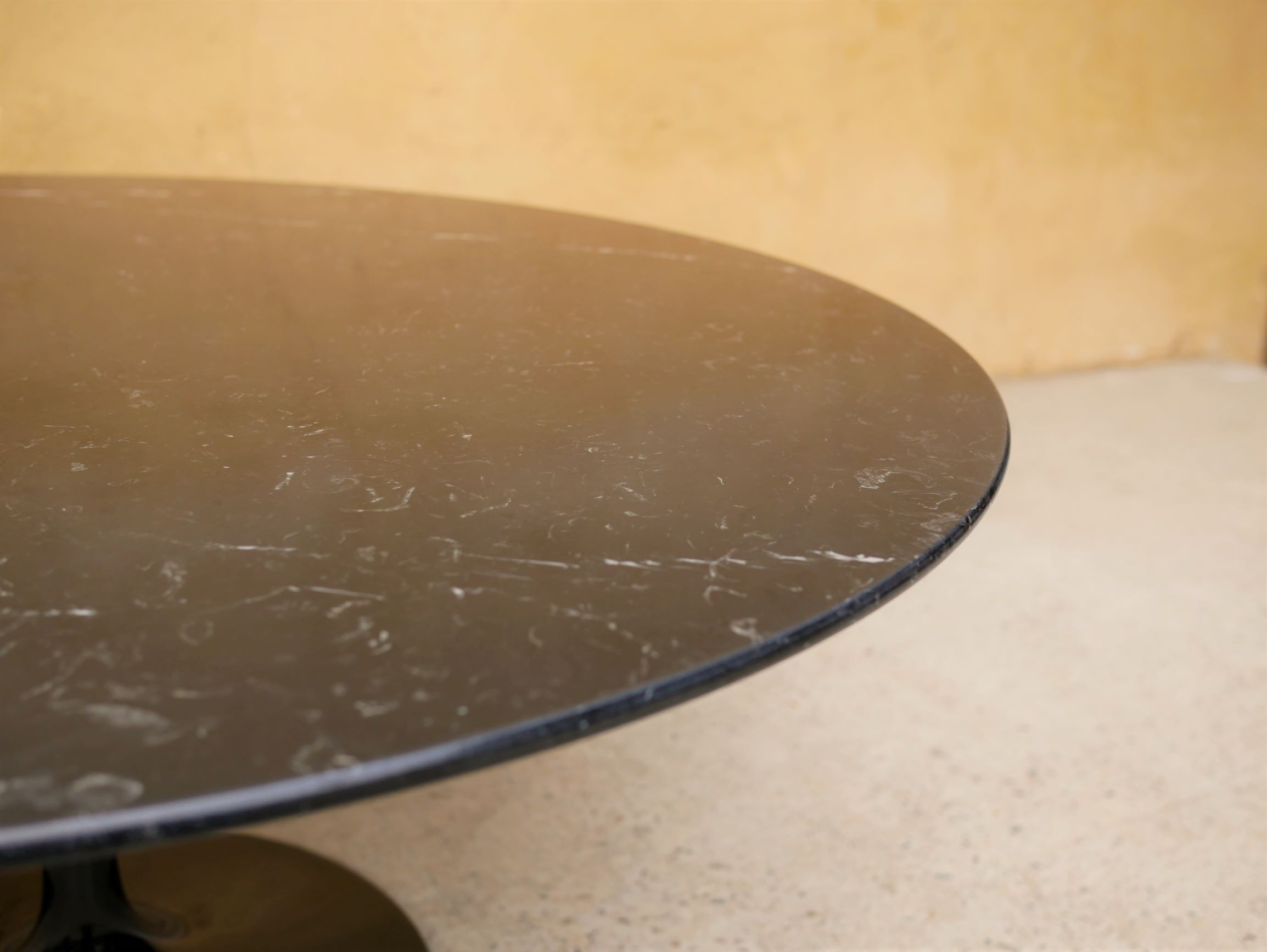 Table basse tulipe vintage en marbre noir