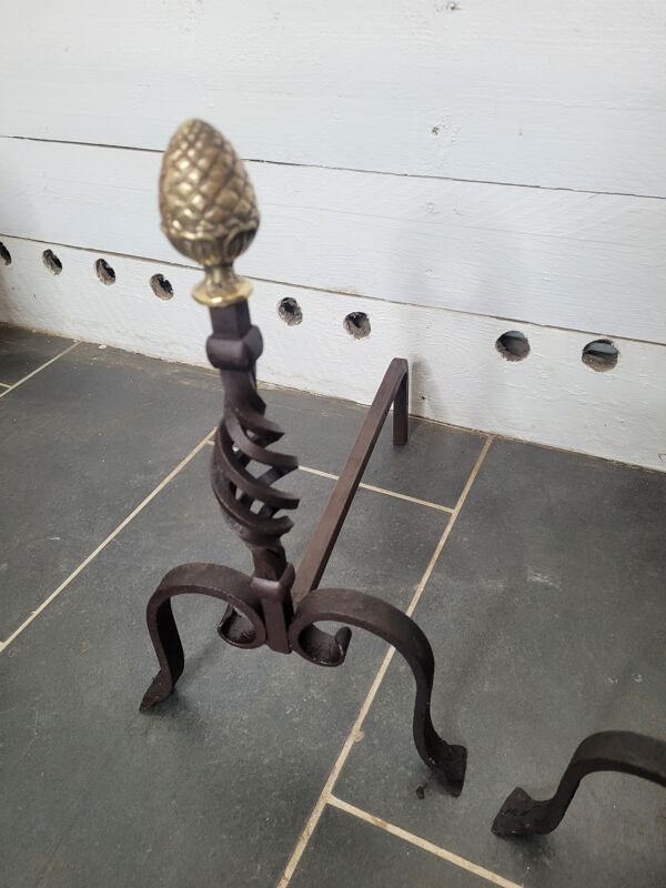 Ancienne paire de chenets en fer forgé avec pomme de pin en laiton
