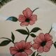 Plat en terre cuite à décor floral