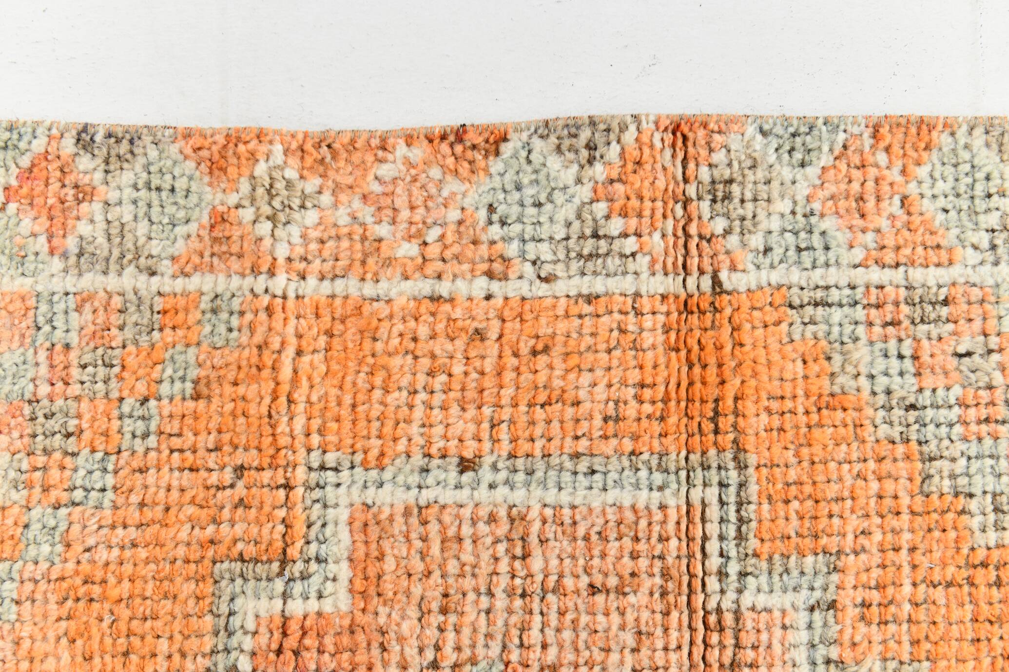 Tapis runner vintage anatolien, tons terre cuite, orange doux et gris clair