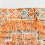 Tapis runner vintage anatolien, tons terre cuite, orange doux et gris clair