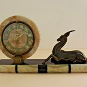Horloge art déco marbre onyx & brass avec une gazelle spelter bronzée
