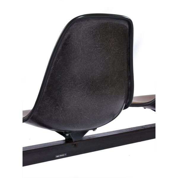 Banc tandem avec chaises à coque en Naugahyde marron de Charles et Ray Eames pour Herman Miller.