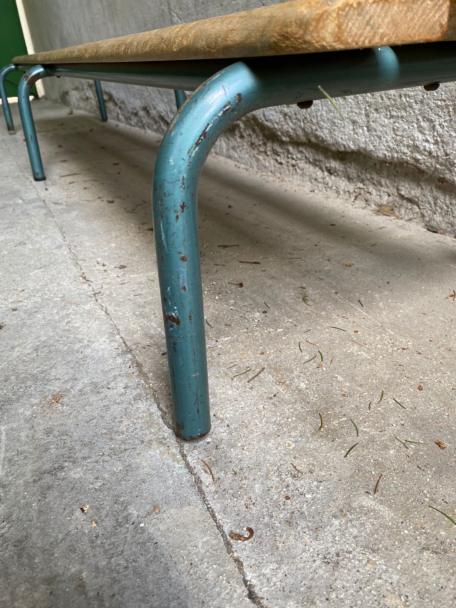 Vintage wood kindergarten bench and tubular structure in Long lacquered metal. 2m / High. 25 cm