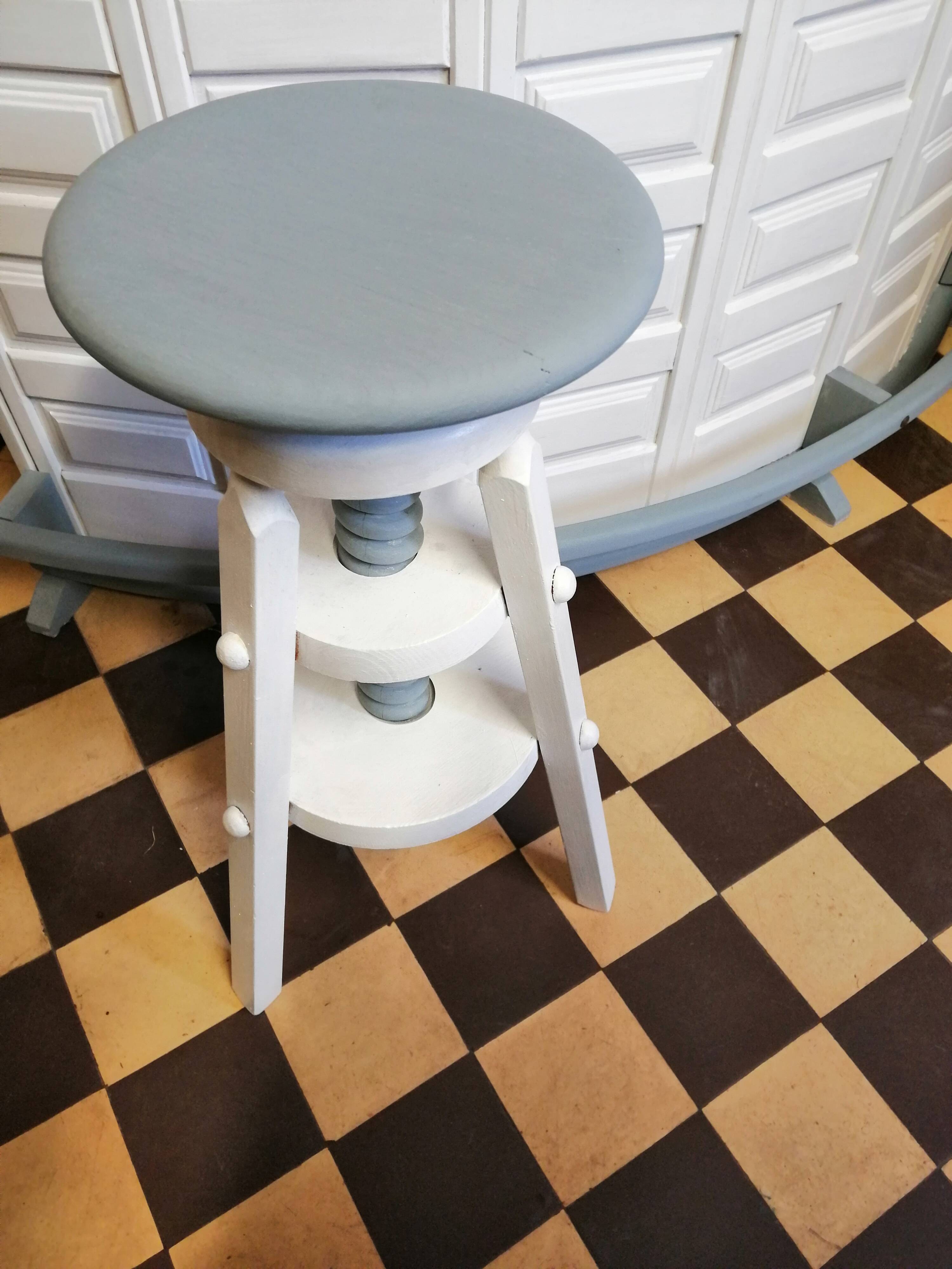 Bar with 4 stools to screw