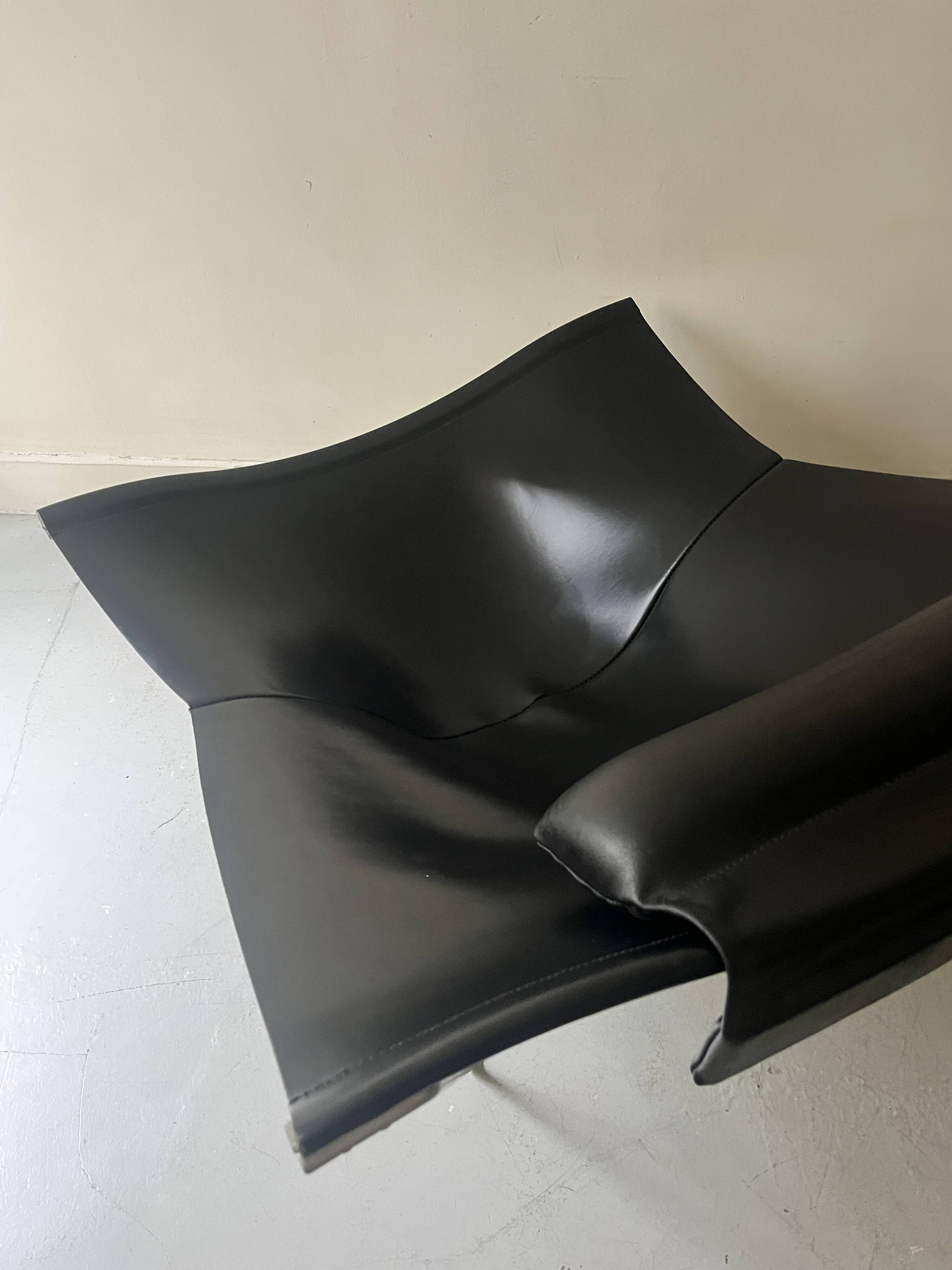 Design armchair Semana in black leather and steel by D. Weeks, limited edition 1980.