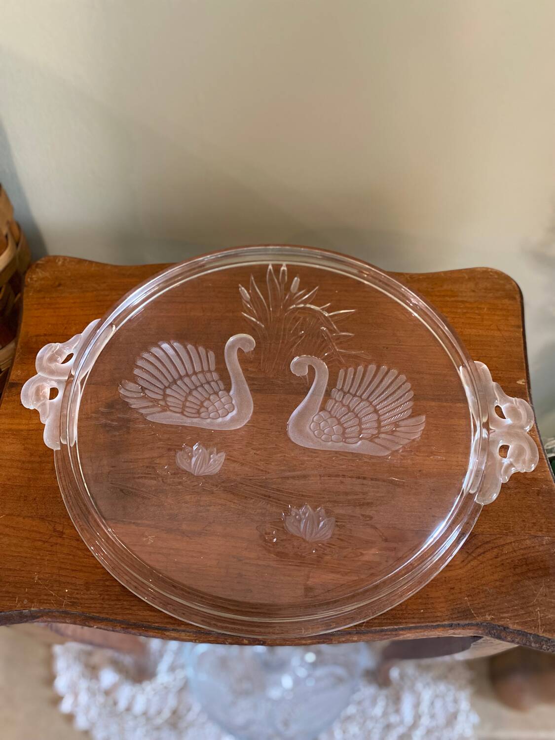 Glass tray with swan decor