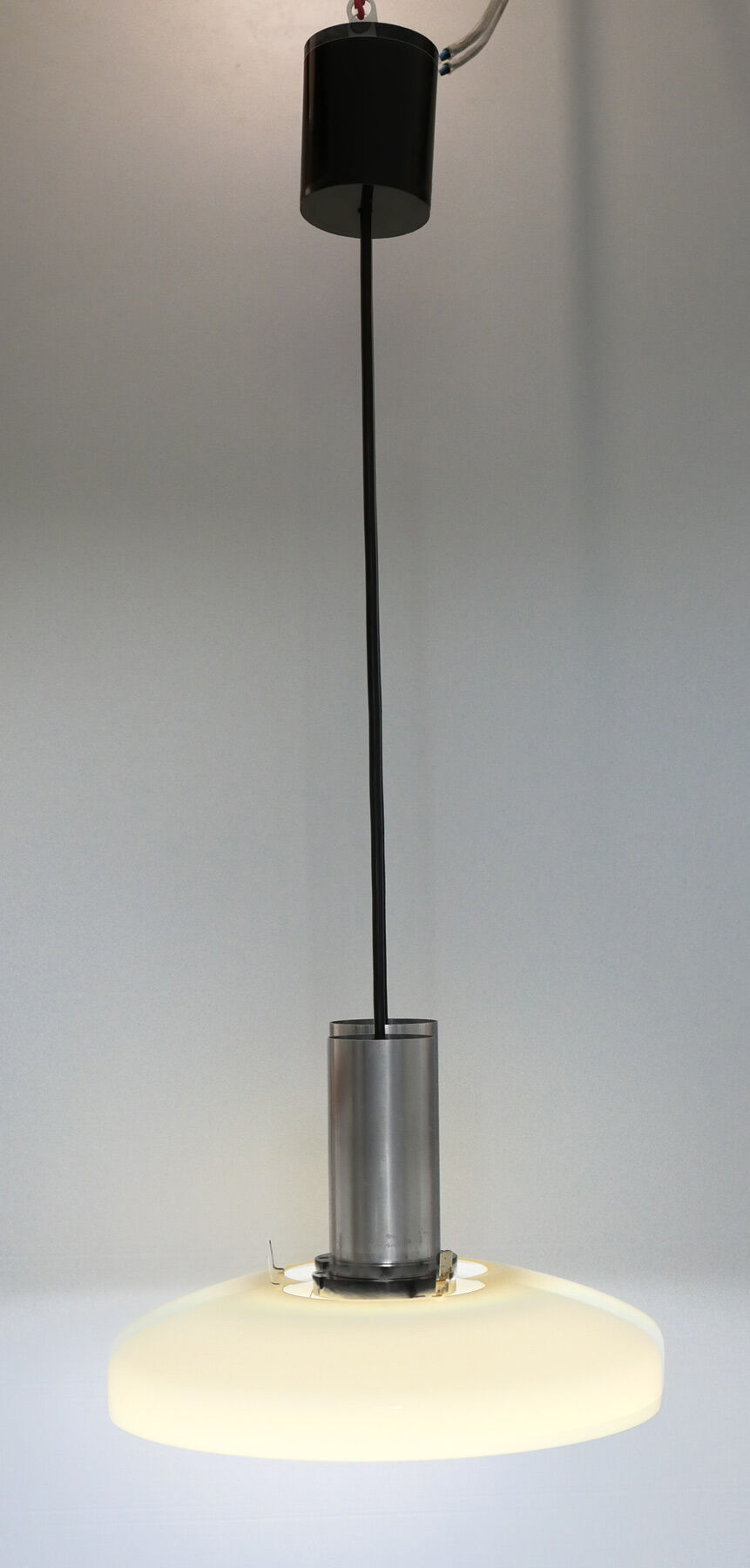 Suspension vintage avec abat-jour en verre opalin beige années 60-70