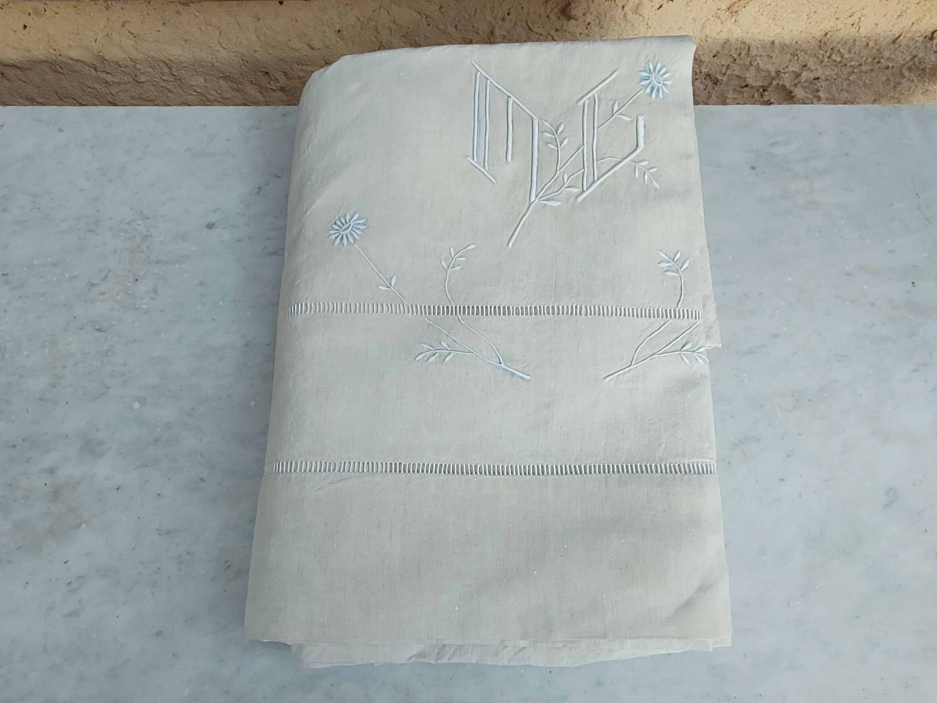 Drap ancien toile de lin retour, fleurs, monogramme brodé main 215 cm x 267 cm