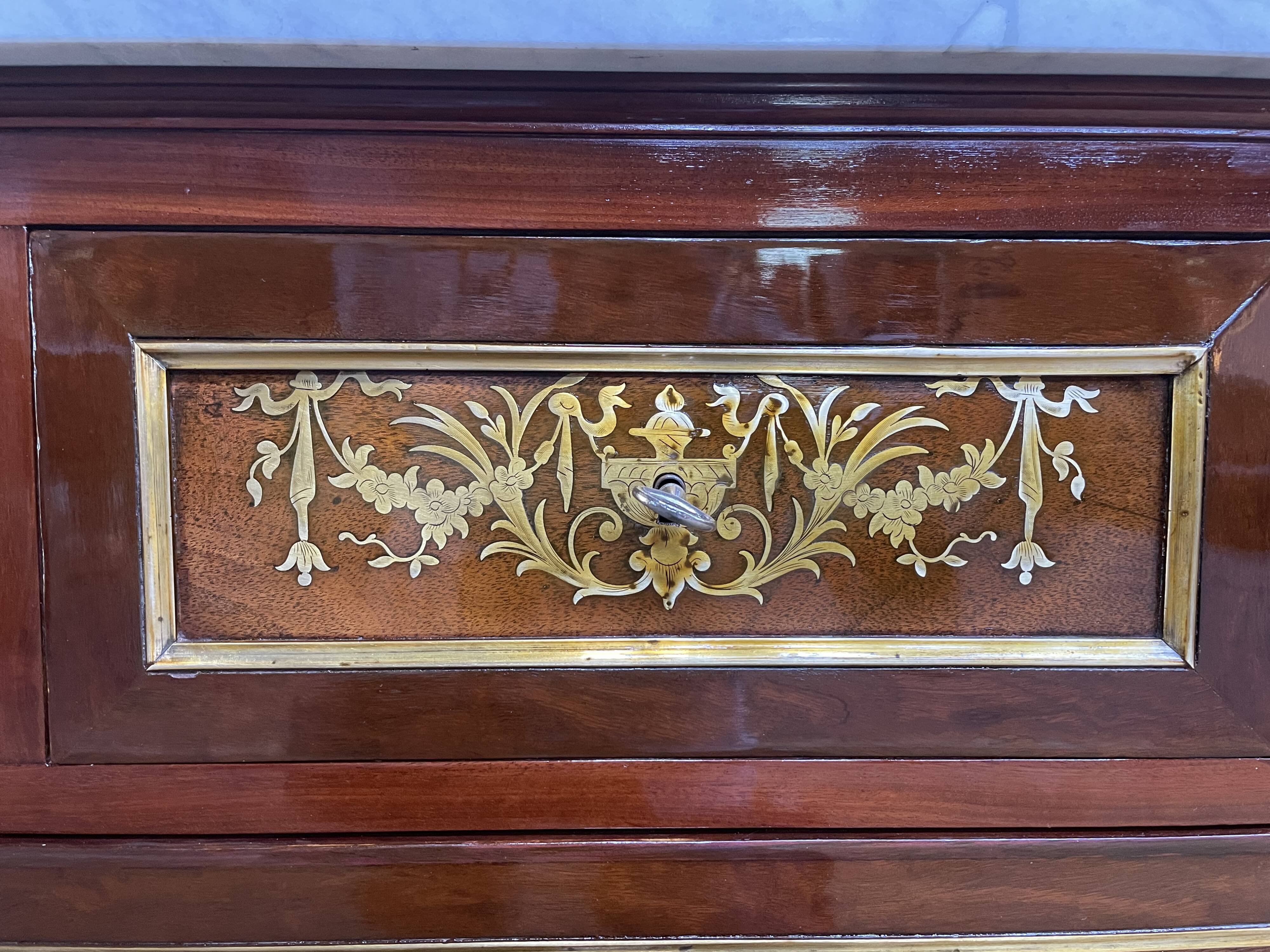 Louis XVI style chest of drawers in mahogany and amaranth