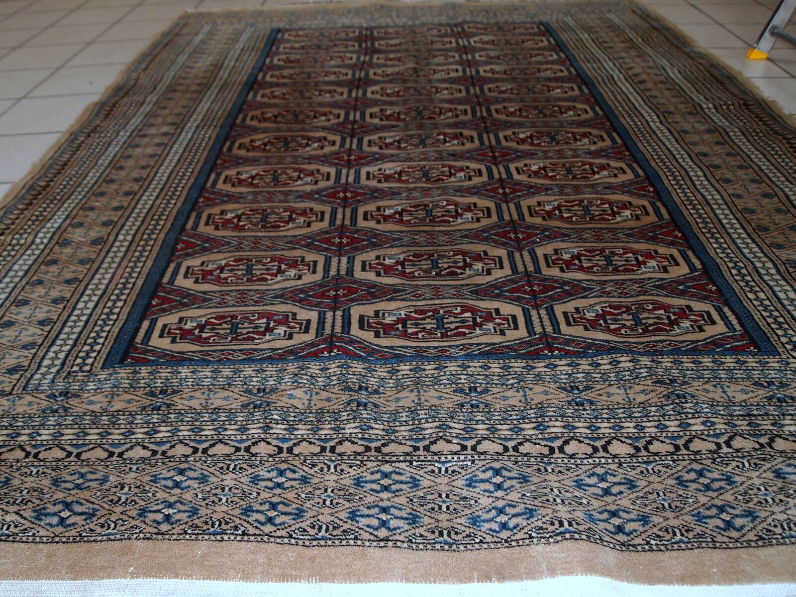 Tapis Vintage Bukhara en Laine, Années 1960, Élégance Traditionnelle