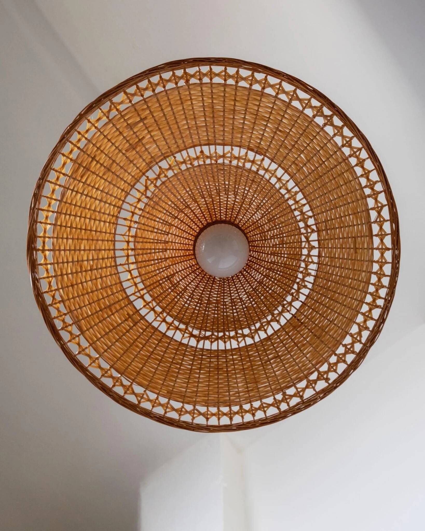 Grand lampadaire vintage en osier avec un dessus en chrome et un abat-jour en osier naturel – lumière suspendue italienne des années 1970 de l'ère spatiale.