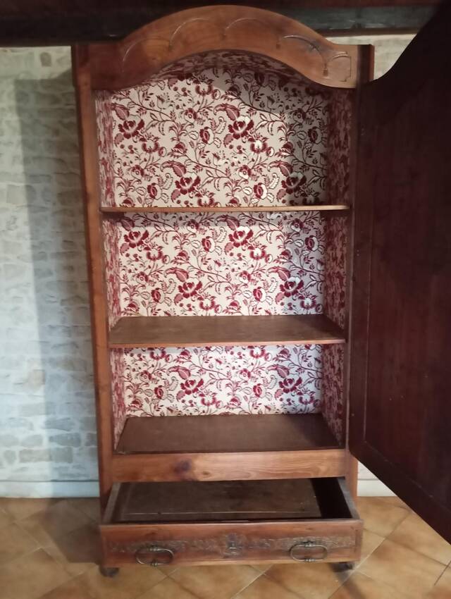 Important regional monoxyle wardrobe in blonde walnut, from the Louis XV period (18th century).