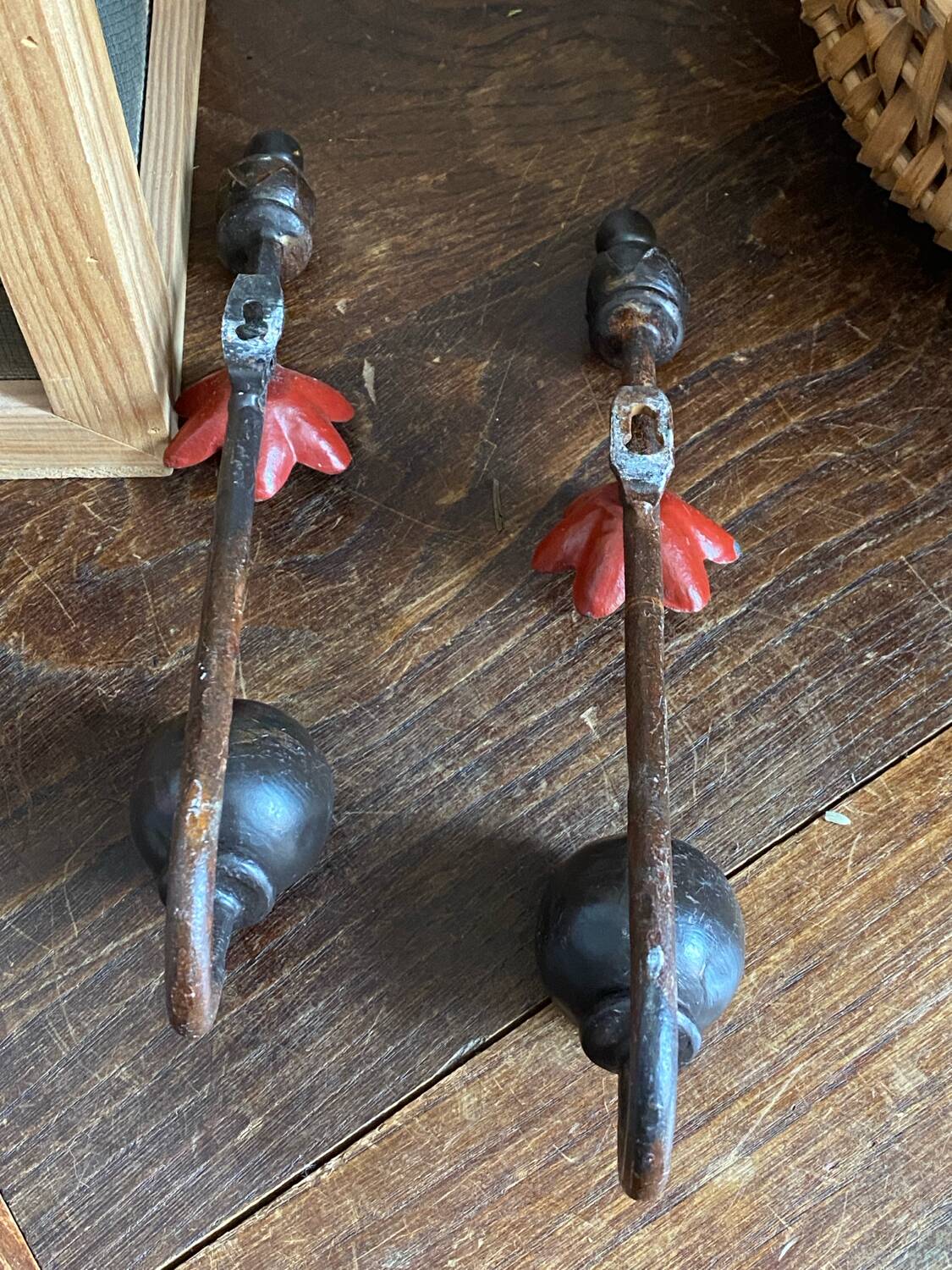 Pair of wall hooks in cast iron