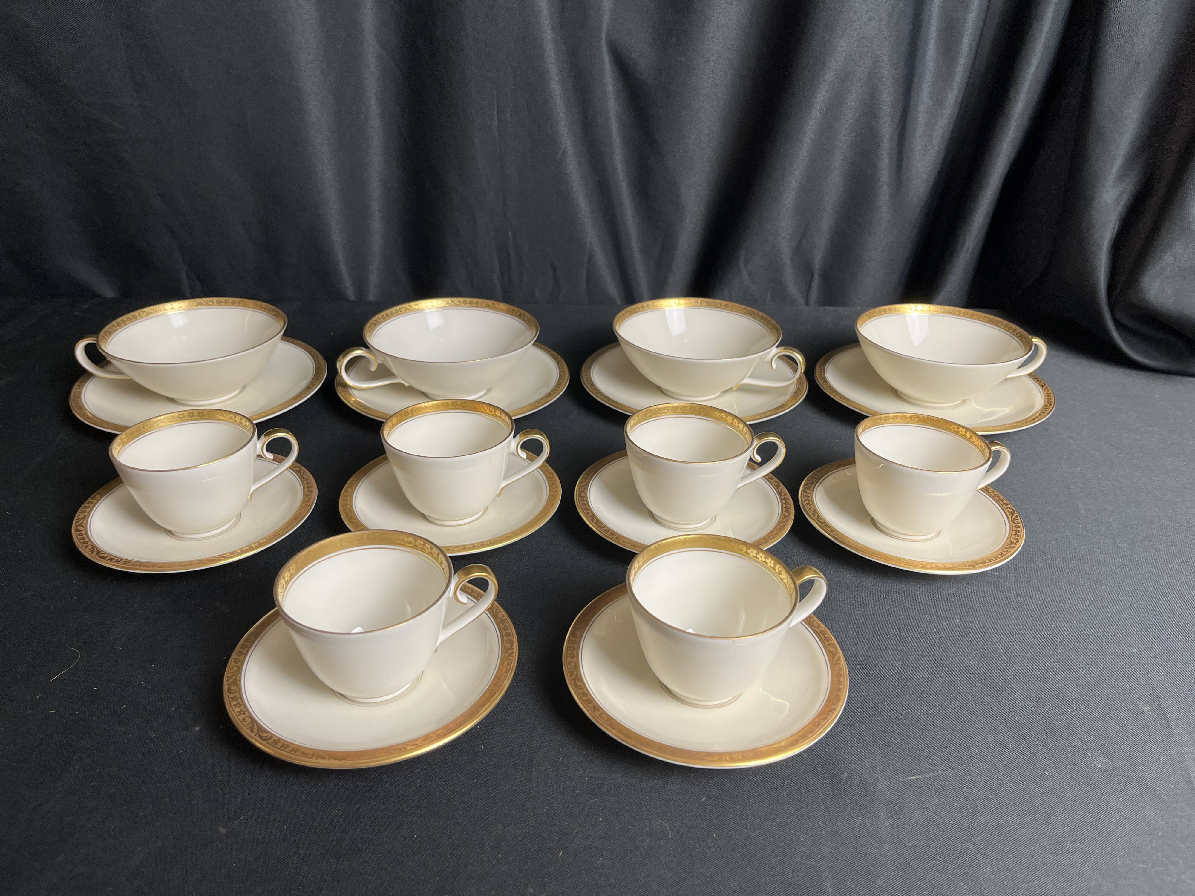 Coffee and tea service set in fine porcelain from Bavaria, around 1950.