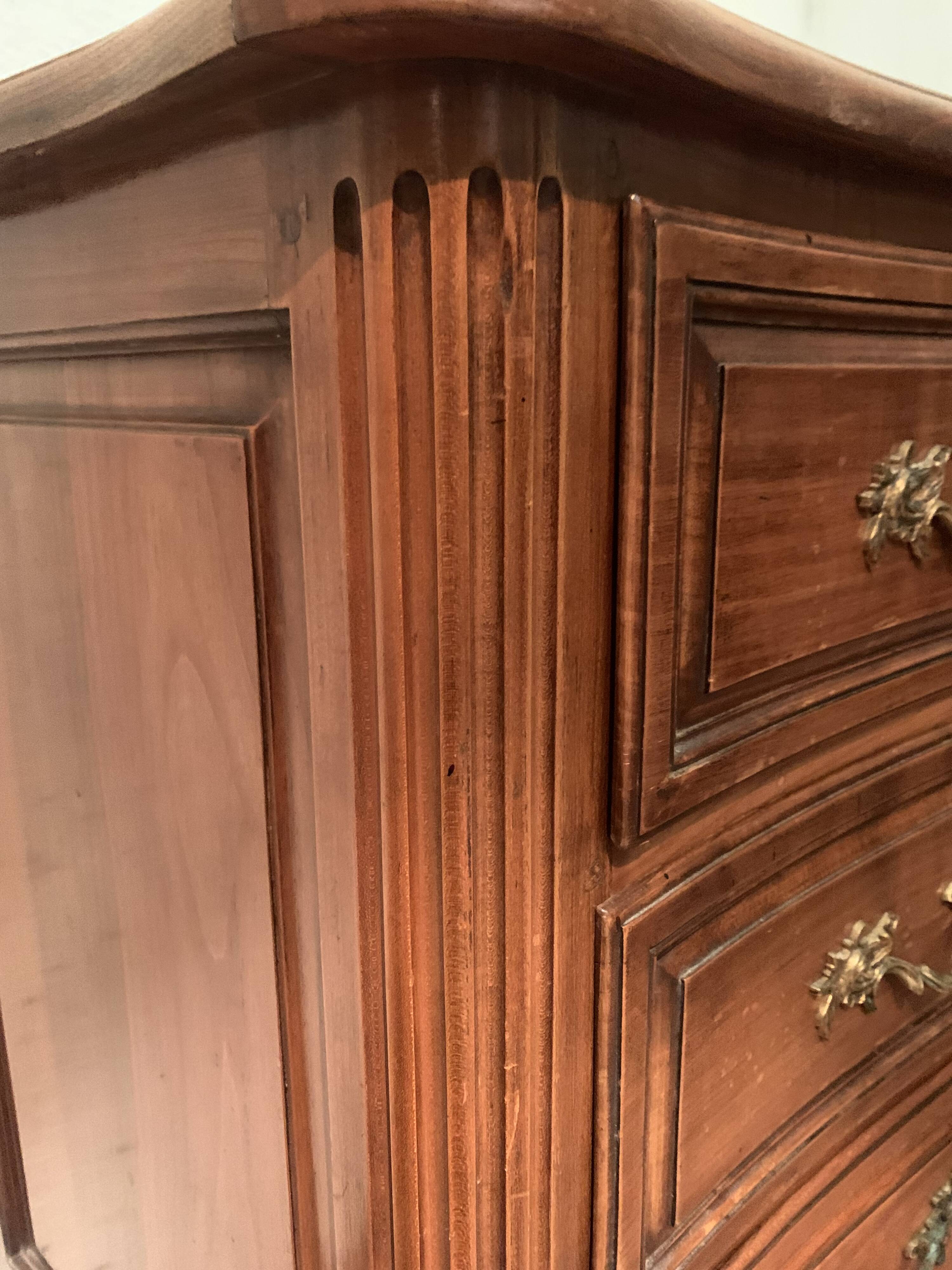 Chest of drawers with curved façade of Provencal style XX century