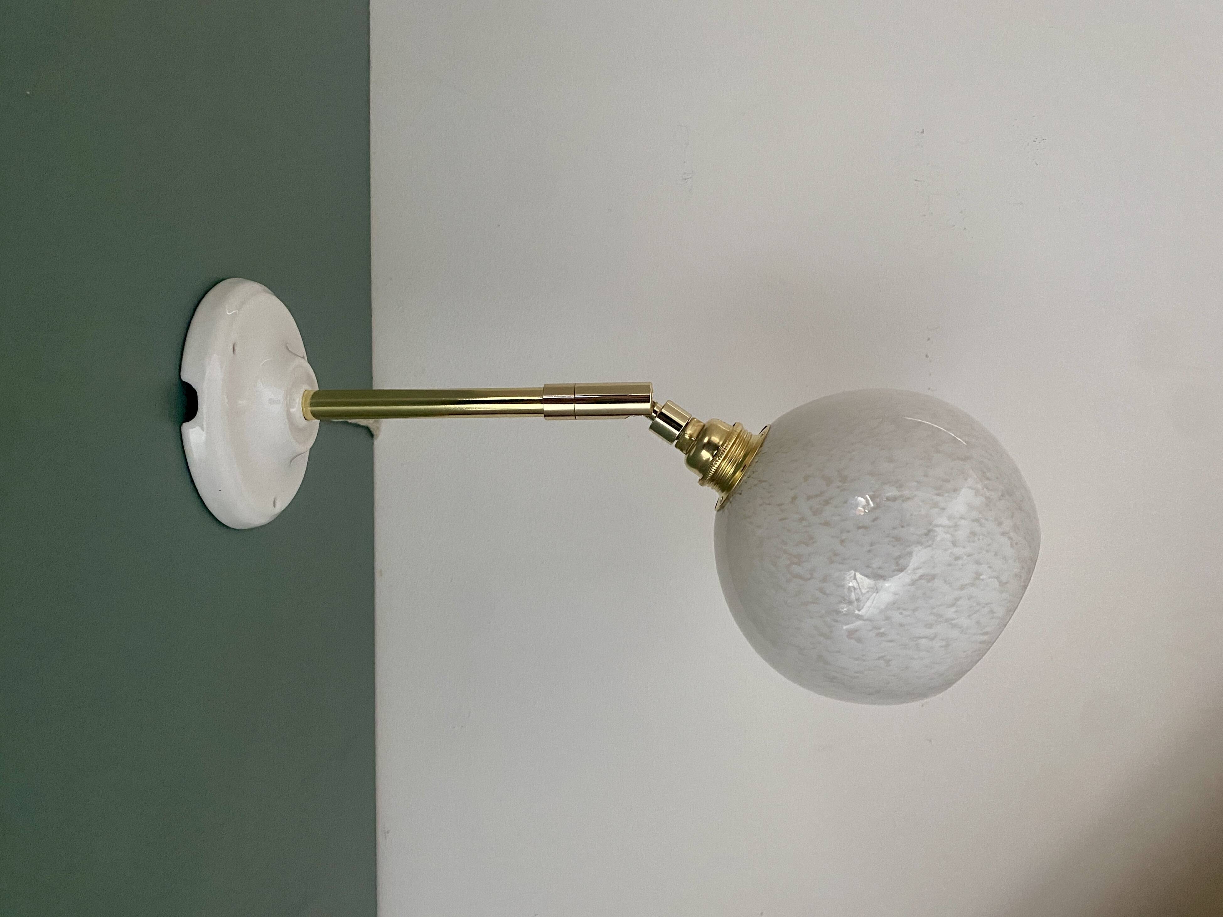 Applique globe vintage en verre de Clichy blanc