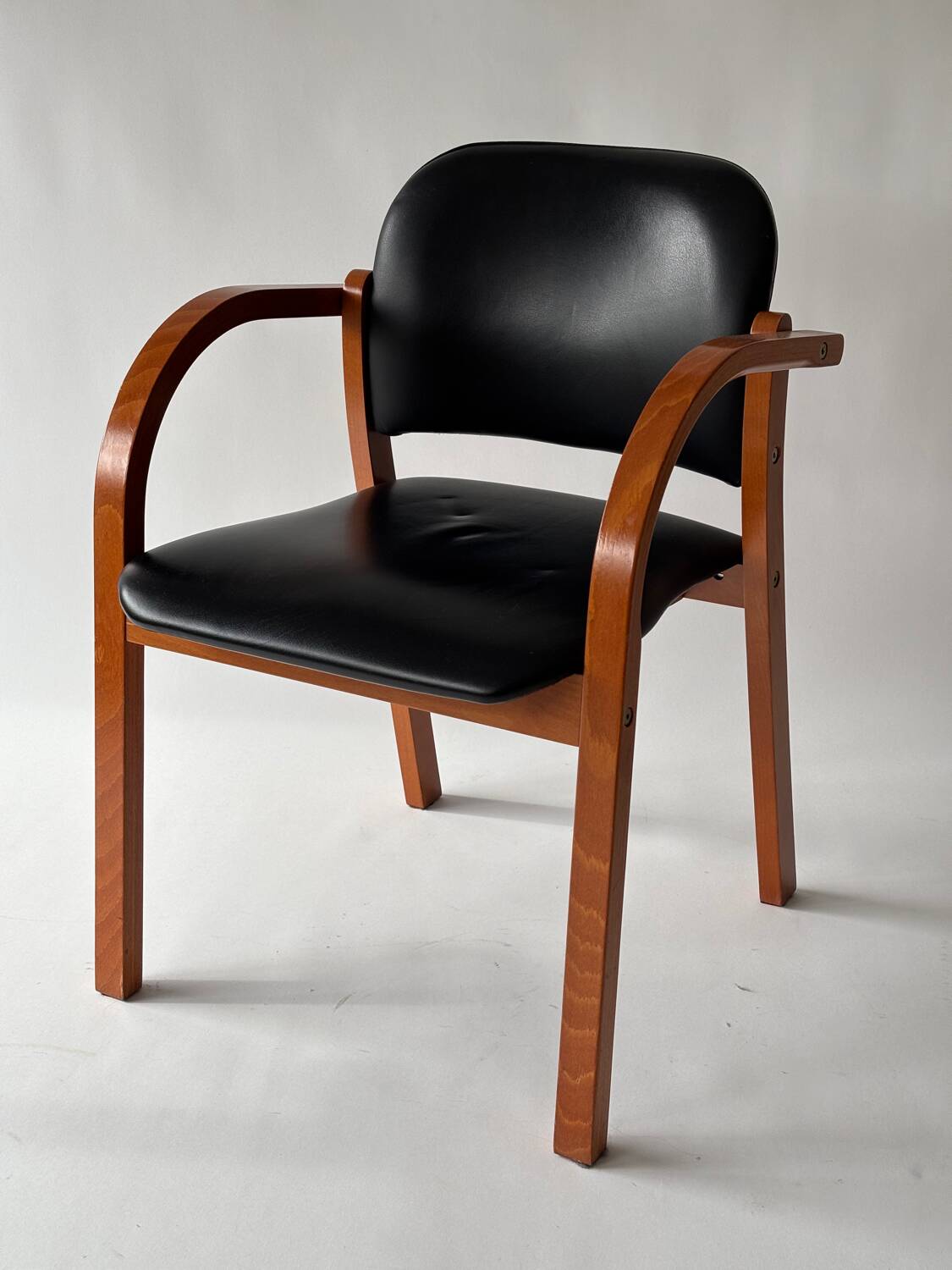 Chaise de bureau bois et Skaï noir 1980
