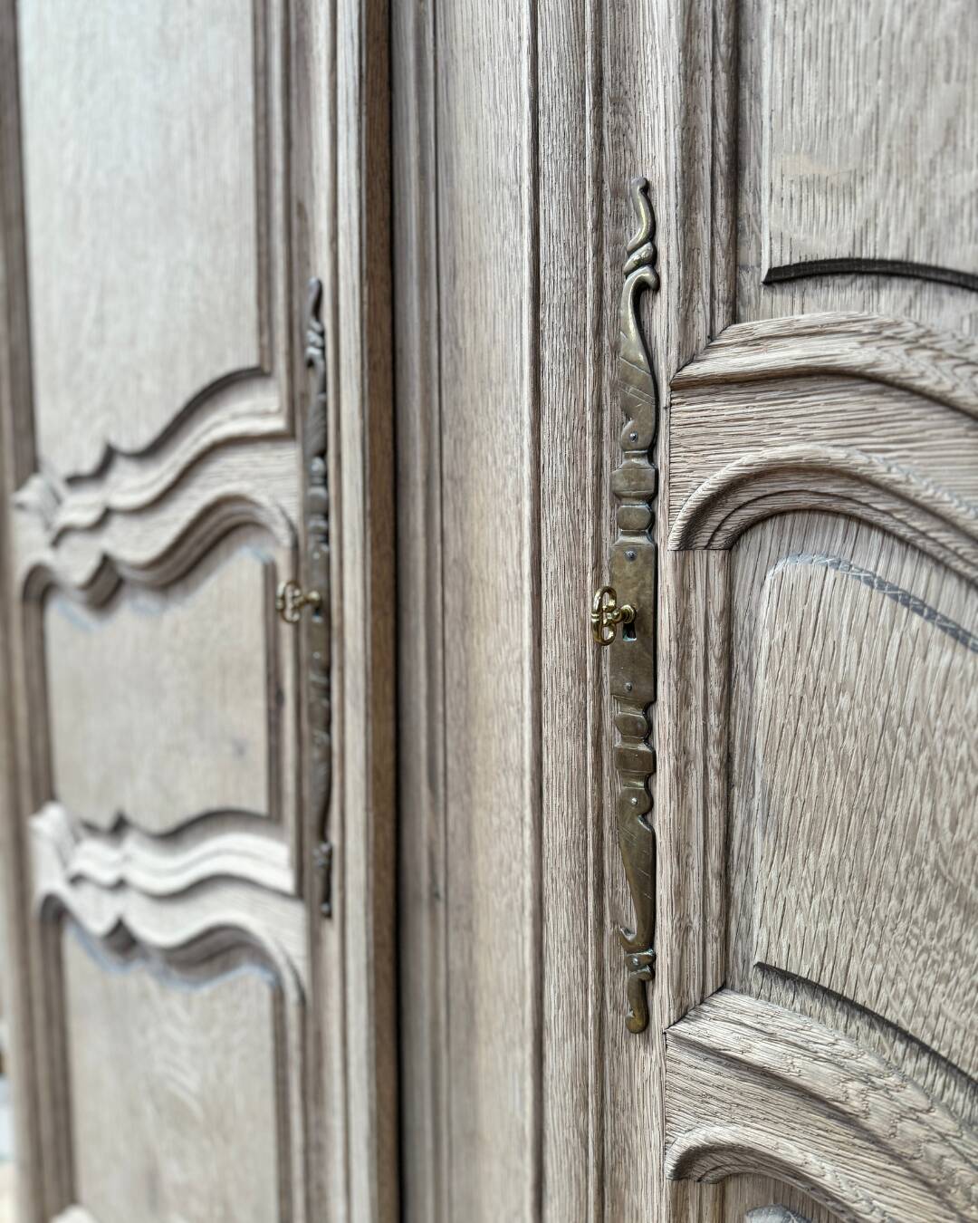 Aero-blasted solid oak wardrobe - Louis XV style