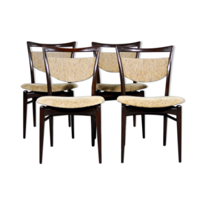 Quatre chaises de salle