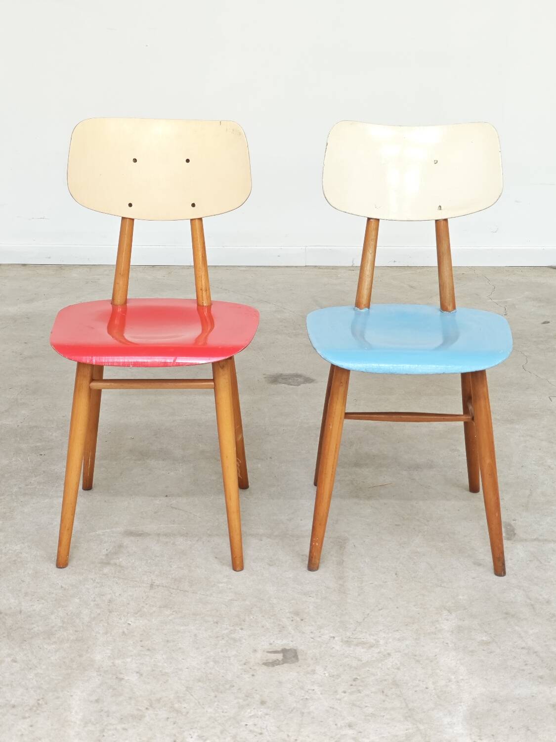 Paire de chaises bois TON Bystrice Thonet rouge et bleu