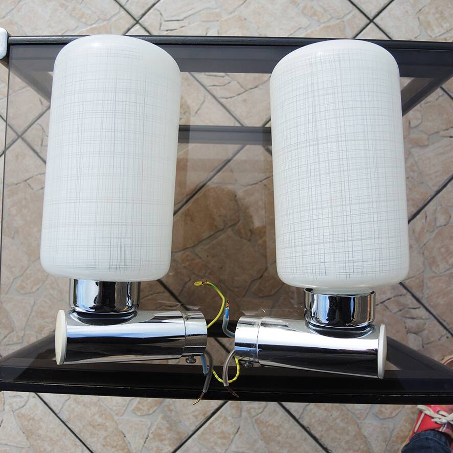 2 anciennes appliques en chrome et verre blanc