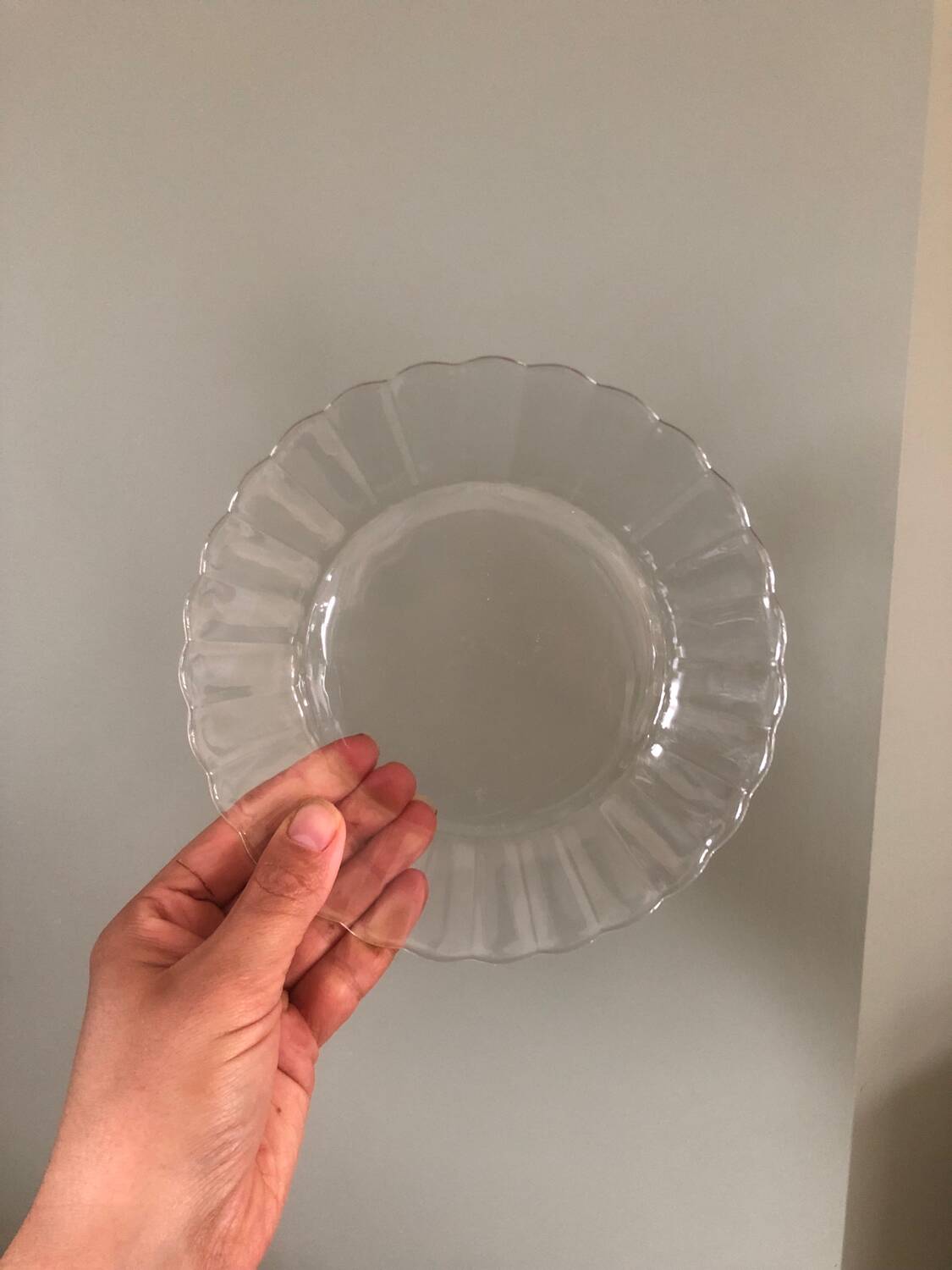 Duralex dessert plates in the shape of a daisy flower, transparent glass