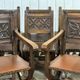 Suite de 6 chaises et 2 fauteuils en chêne et cuir à décor gothique