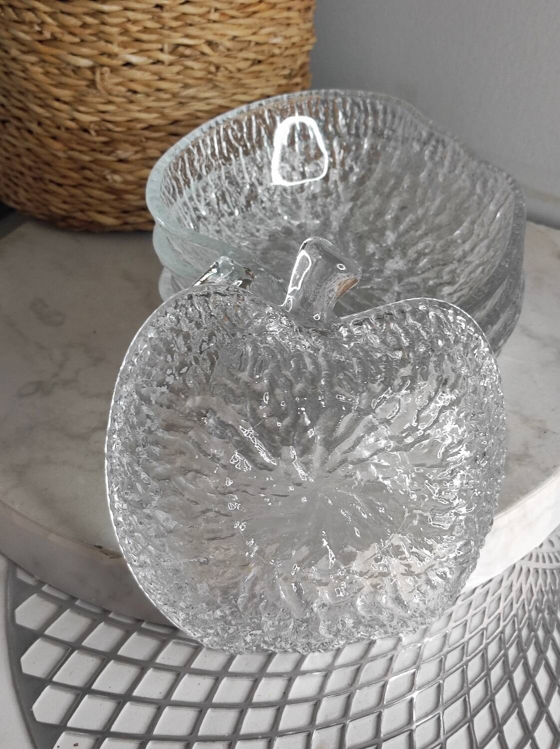 Apple-shaped fruit salad service