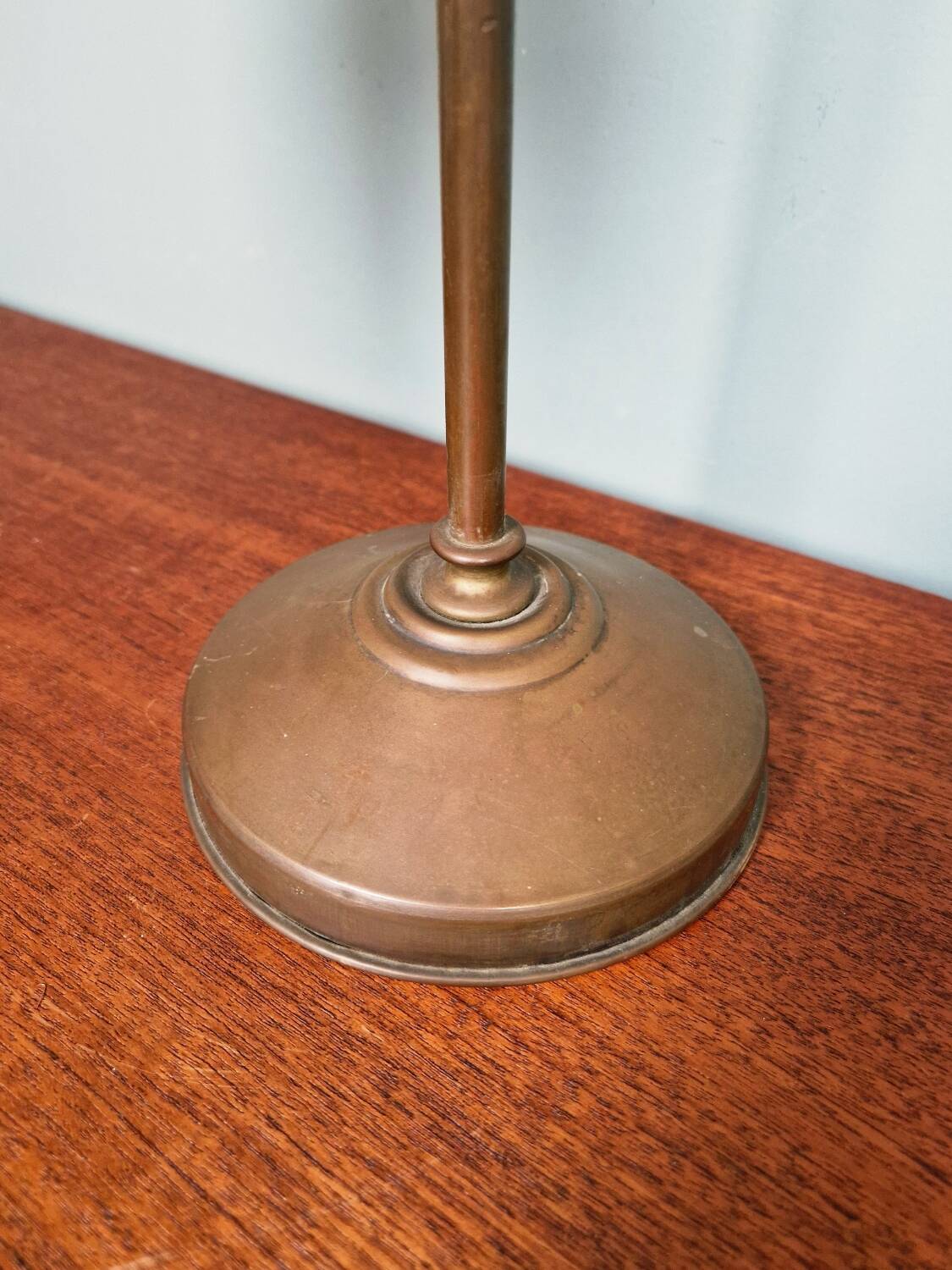 Art Deco brass and green opaline desk lamp, 1920-30
