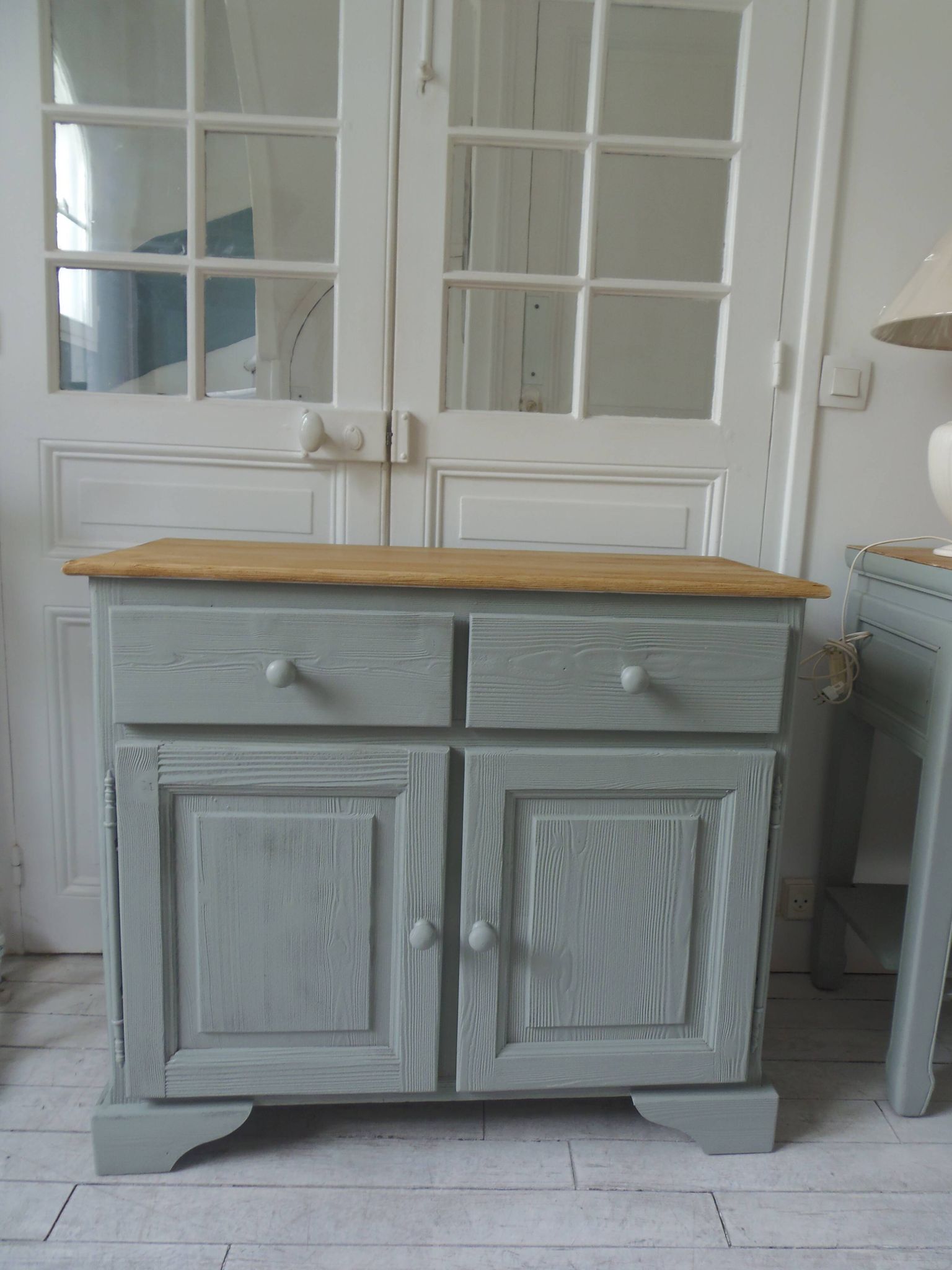 Buffet compacte réenchantée en vert de gris, plateau bois.