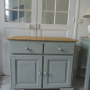 Buffet compacte réenchantée en vert de gris, plateau bois.