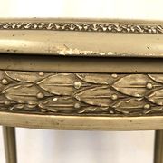 Guéridon ovale de style Louis XVI en bois laqué gris