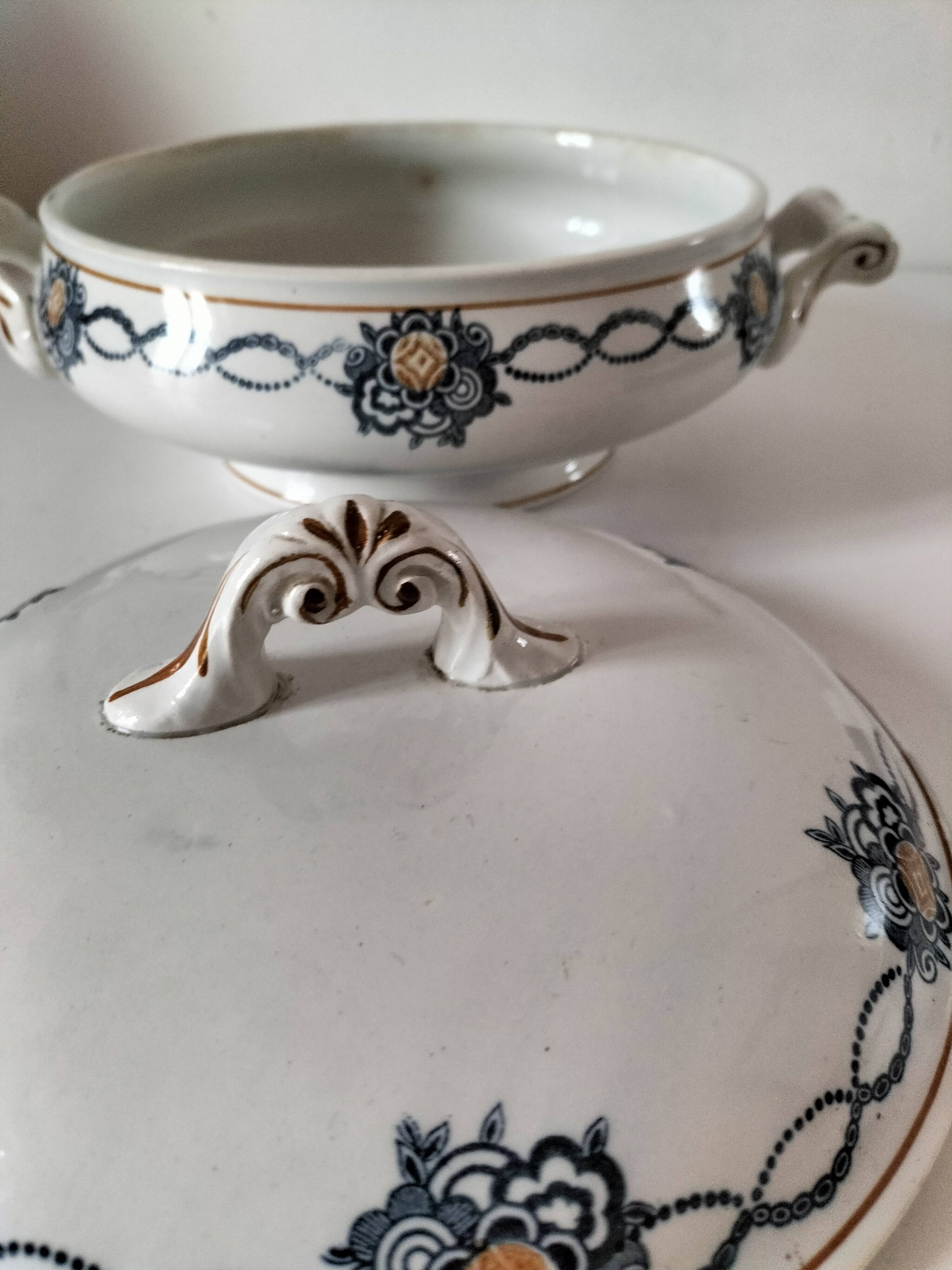 Antique Saint-Amandinoise tureen, blue and ochre decoration 6523, 1900-1920