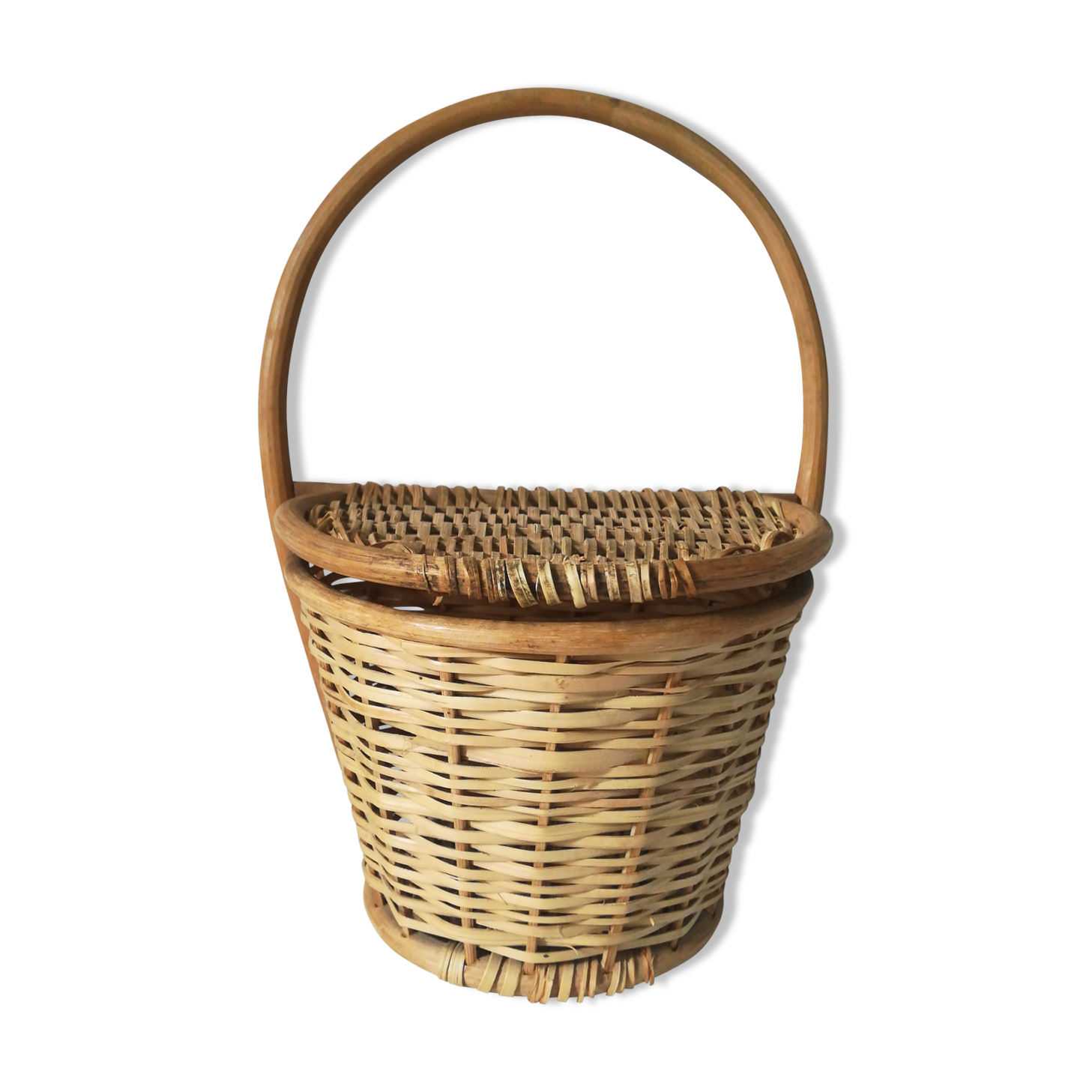 Wall basket with flap