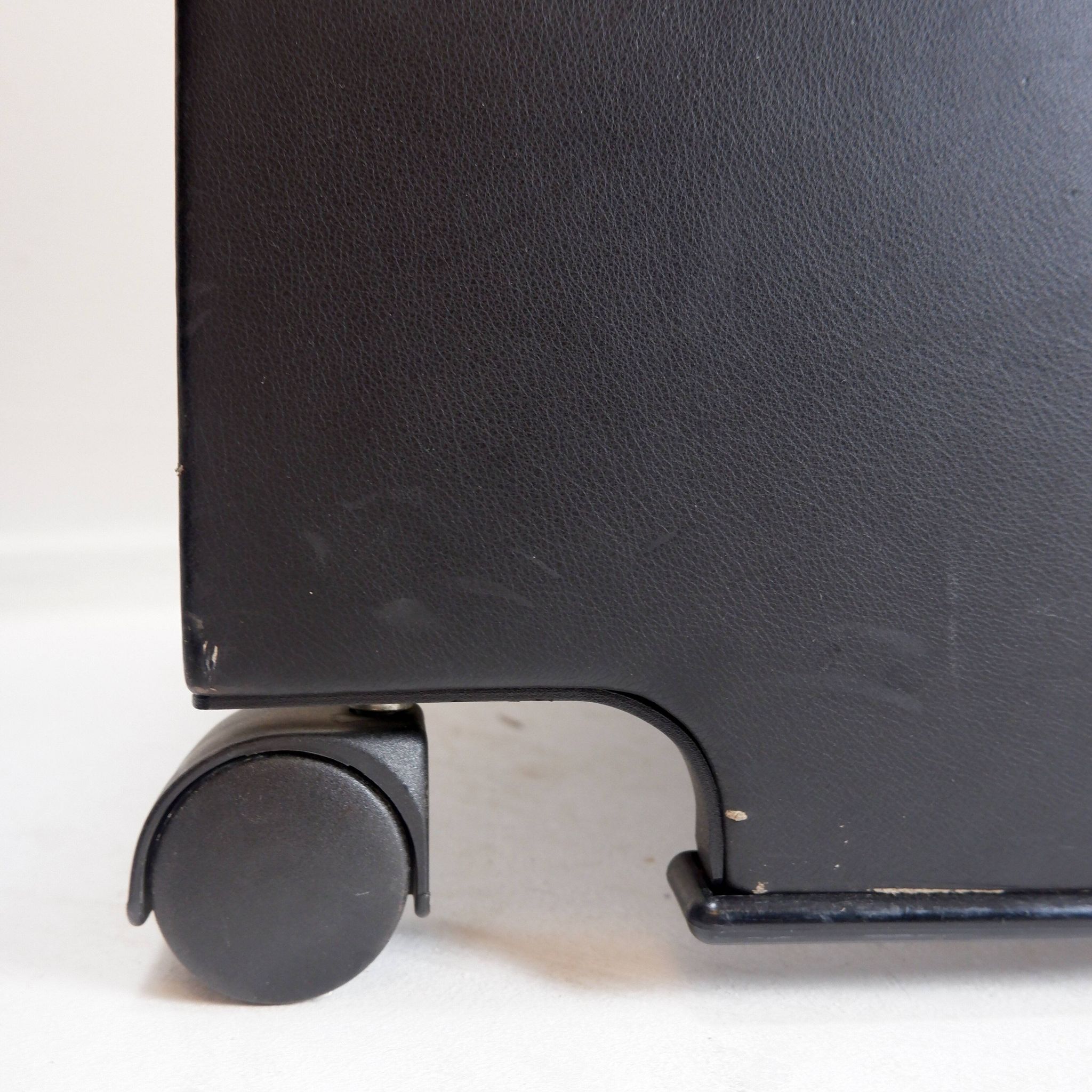 Pair of Artona armchairs in black leather by Afra and Tobia Scarpa for Maxalto.