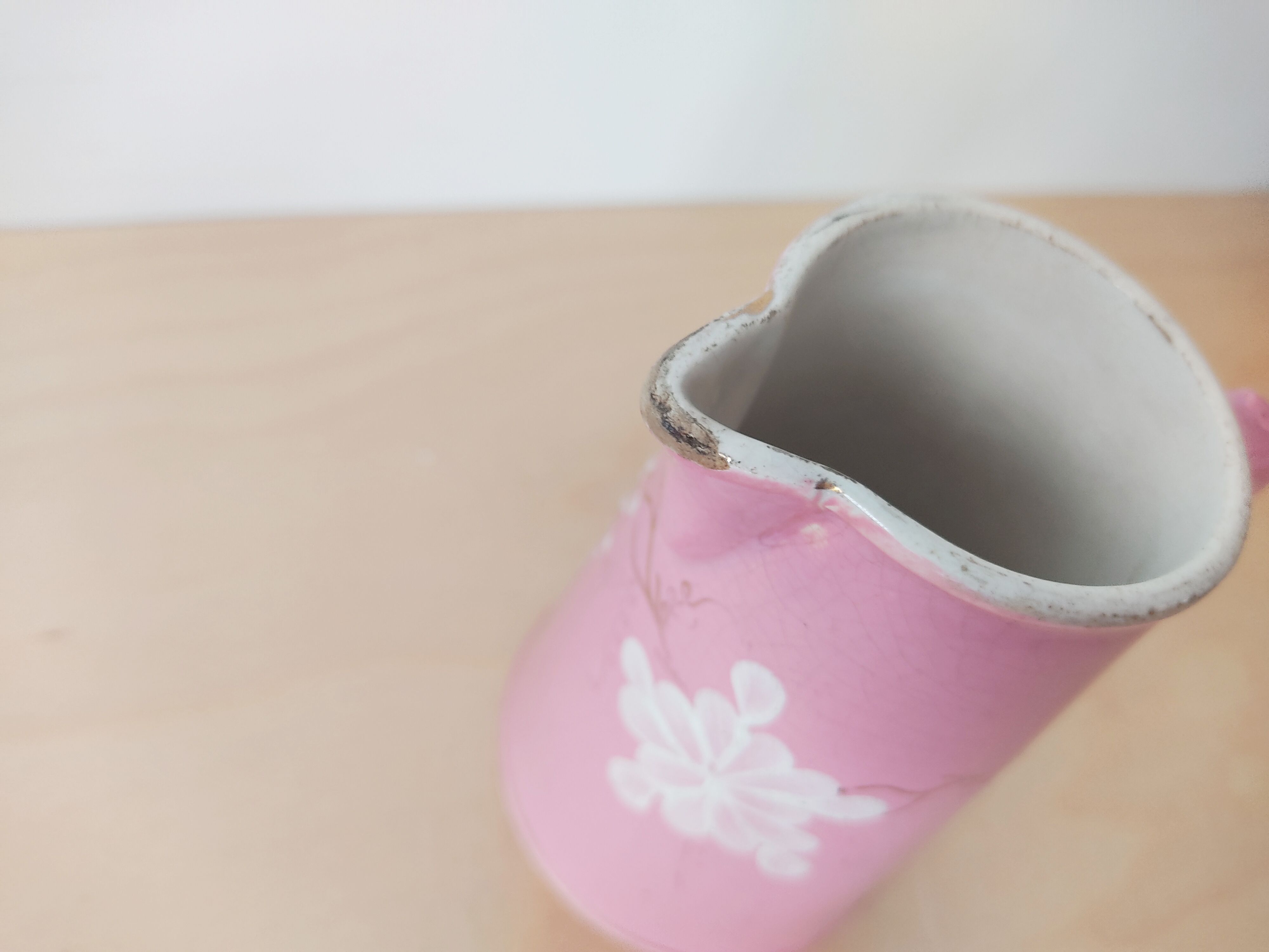 Vase pichet rose Sarreguemines peint à la main vers 1900