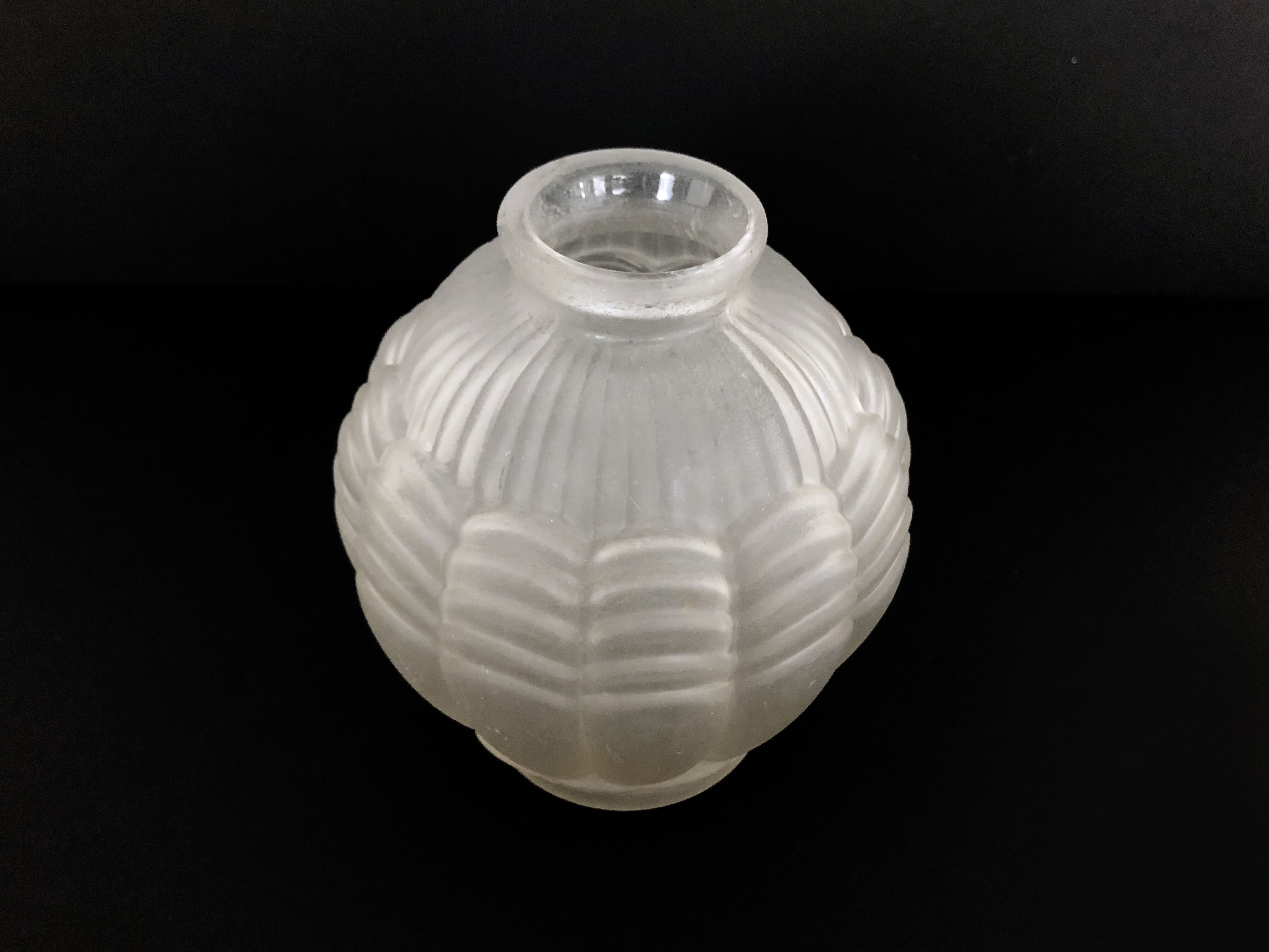 Art Deco vase in frosted glass. Art Deco era. Made in France