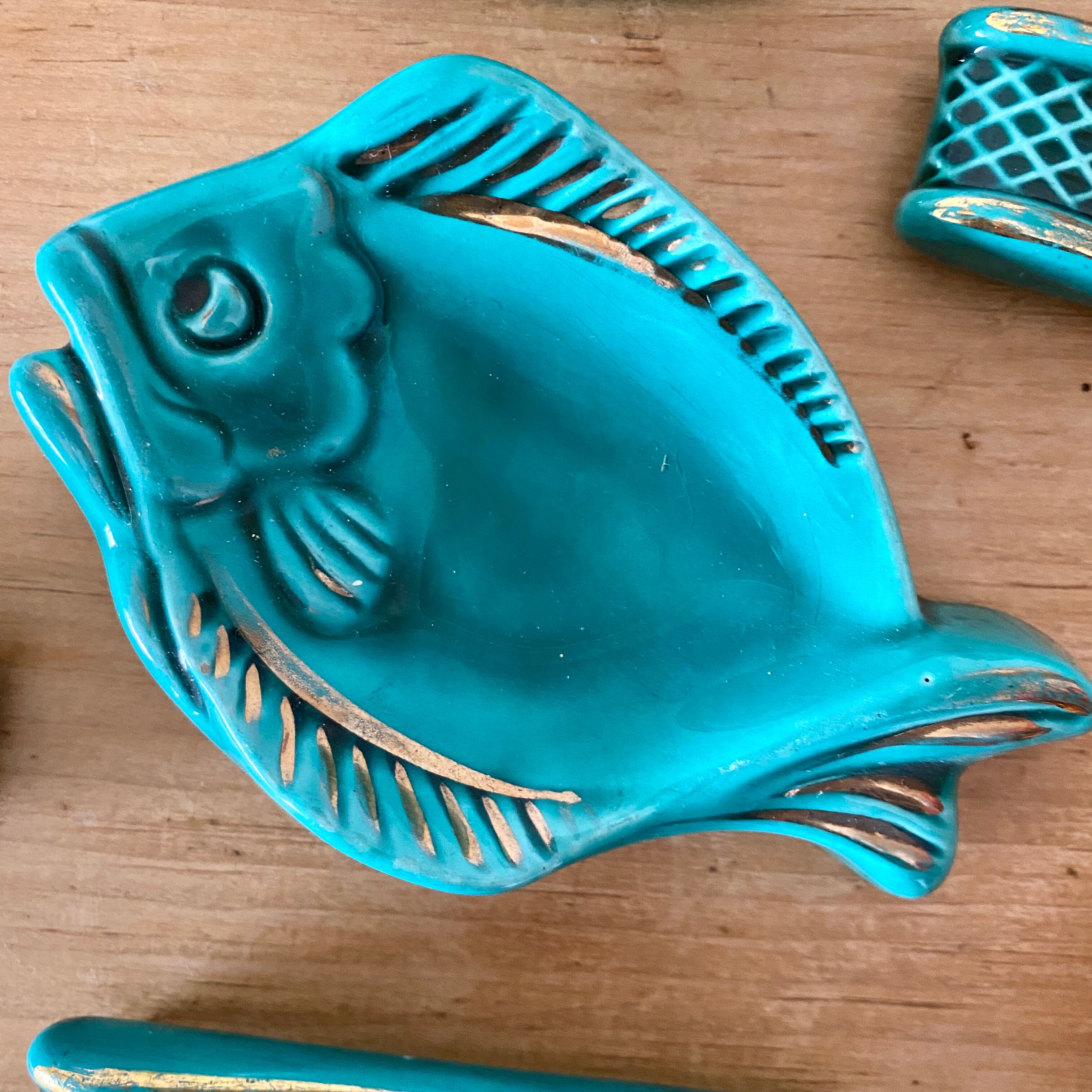 Lot de 2 plats poissons en barbotine vintage
