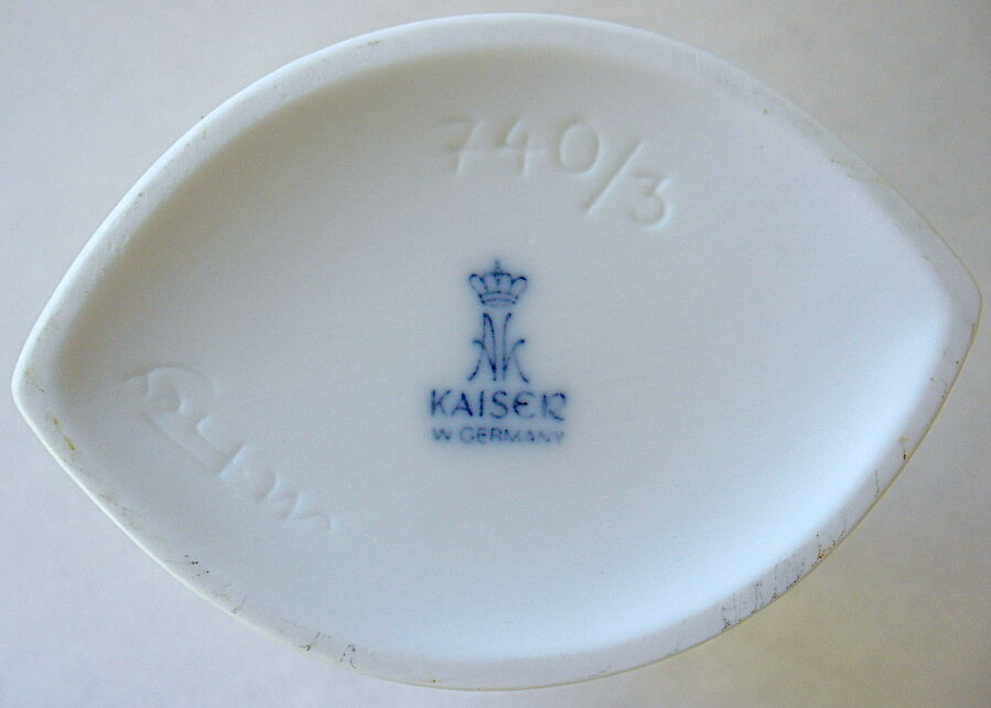 White porcelain biscuit vase, "Floralie" line, Kaiser factory (Germany)