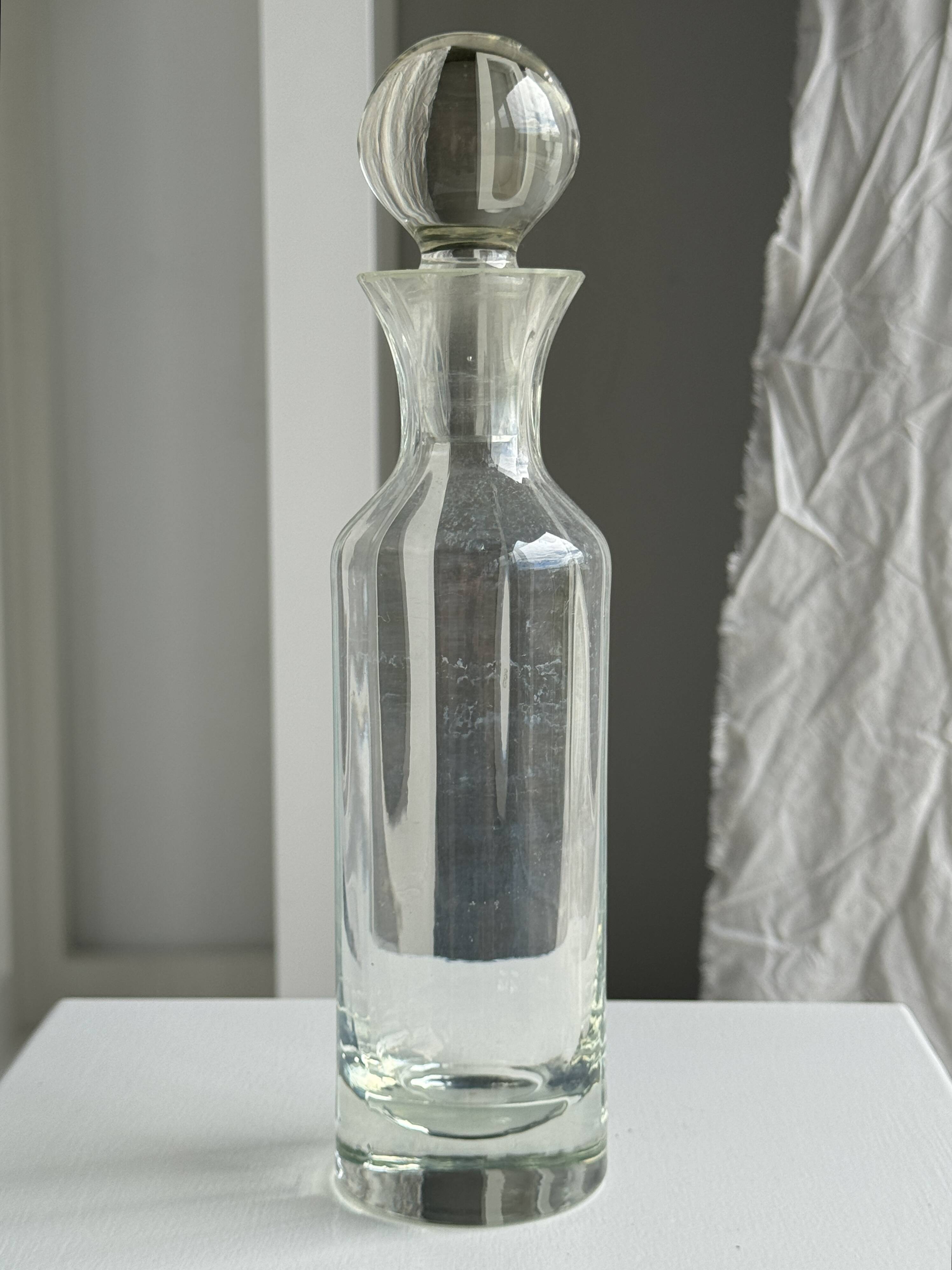 Small ribbed glass carafe, large round cap