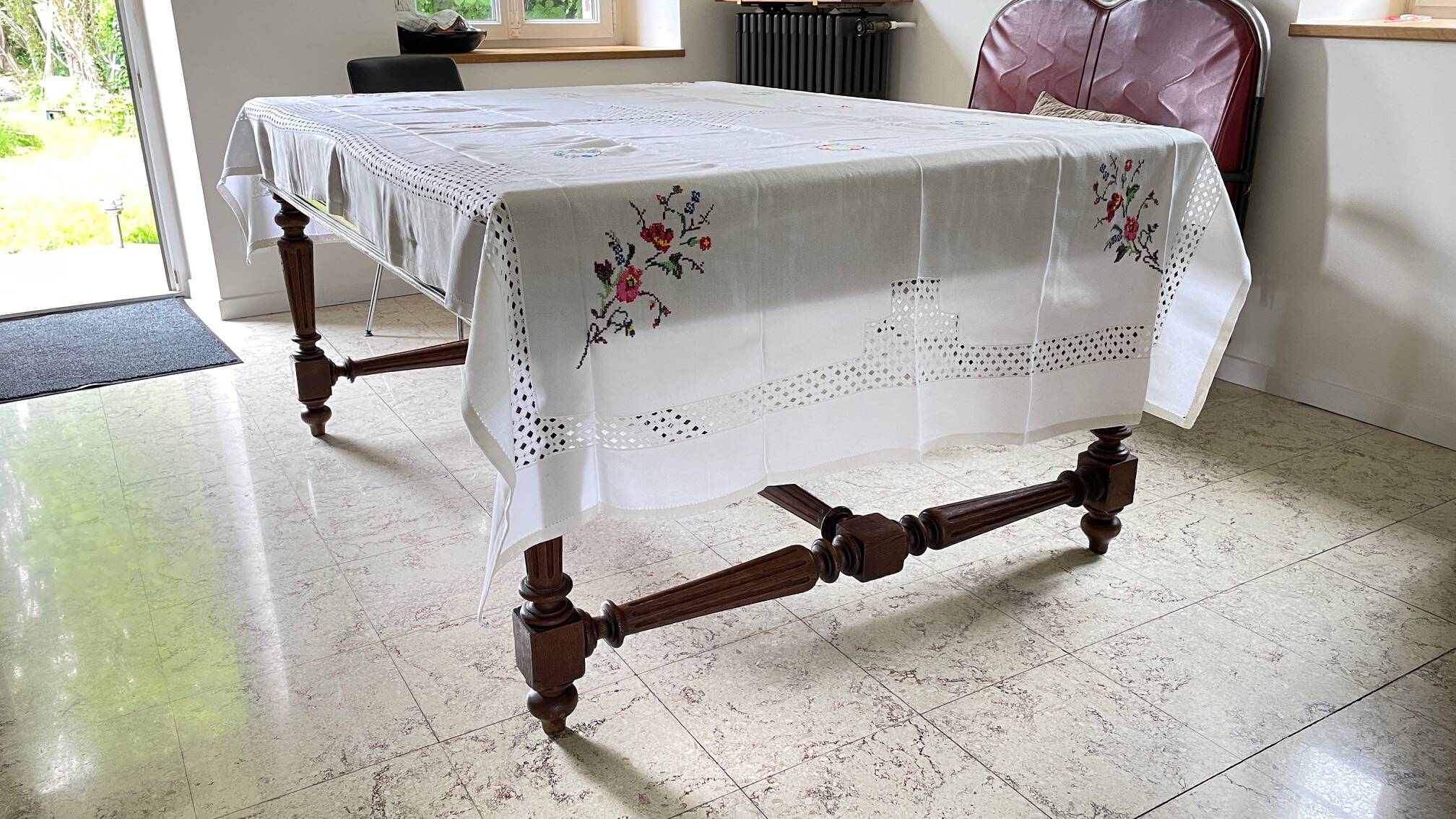 Embroidered tablecloth + 12 vintage napkins