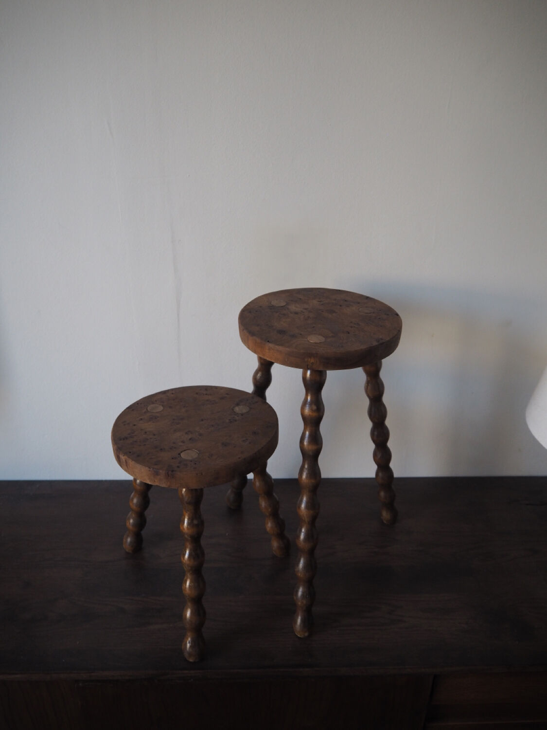 Duo de tabourets tripodes en ronce de noyer
